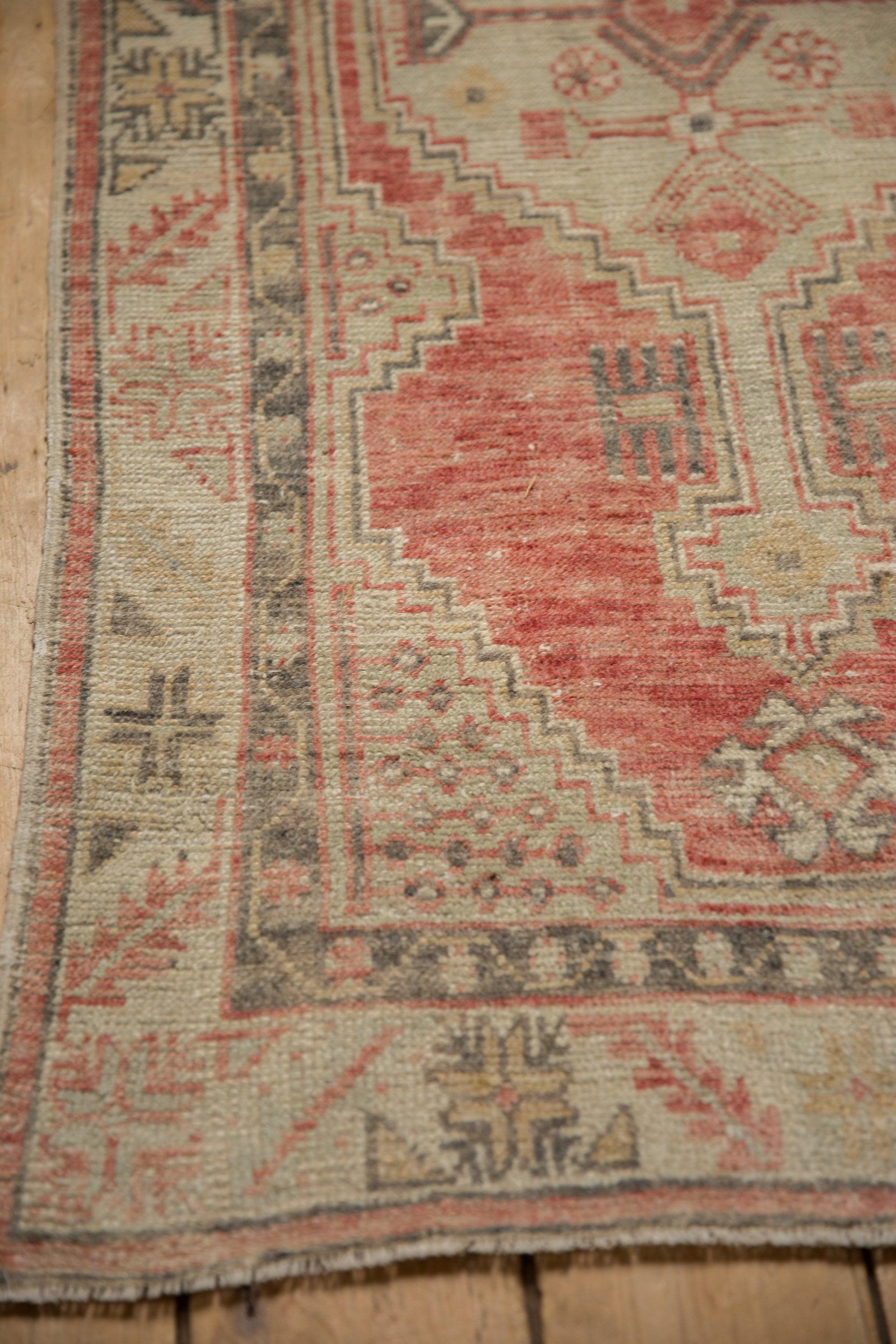 Vintage Distressed Oushak Teppich Läufer im Zustand „Relativ gut“ im Angebot in Katonah, NY