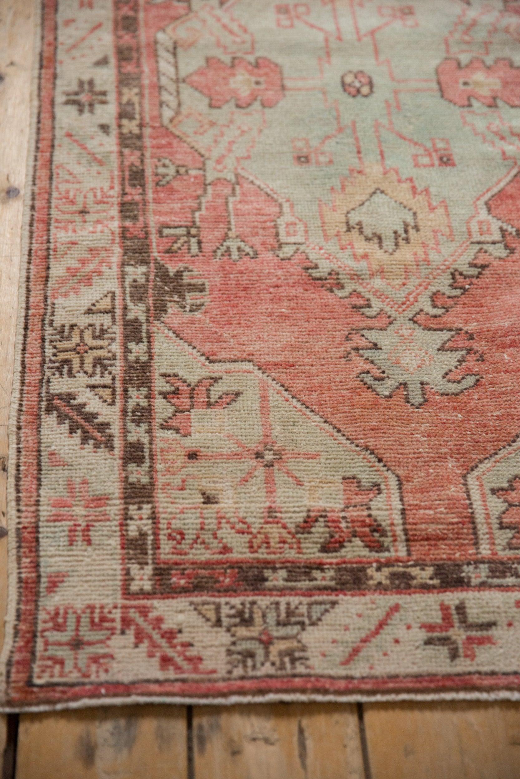 Vintage Distressed Oushak Teppich Läufer im Zustand „Relativ gut“ im Angebot in Katonah, NY