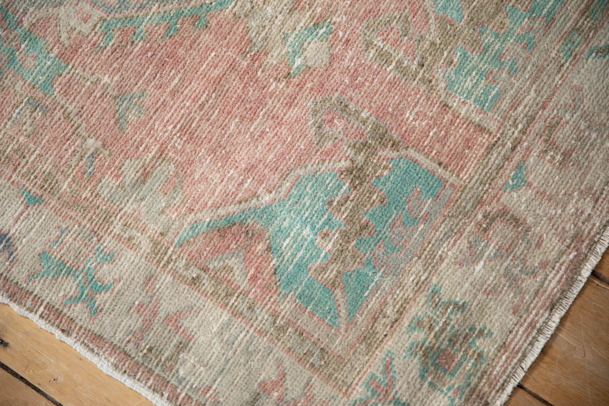 Vintage Distressed Oushak Teppich Läufer im Zustand „Relativ gut“ im Angebot in Katonah, NY