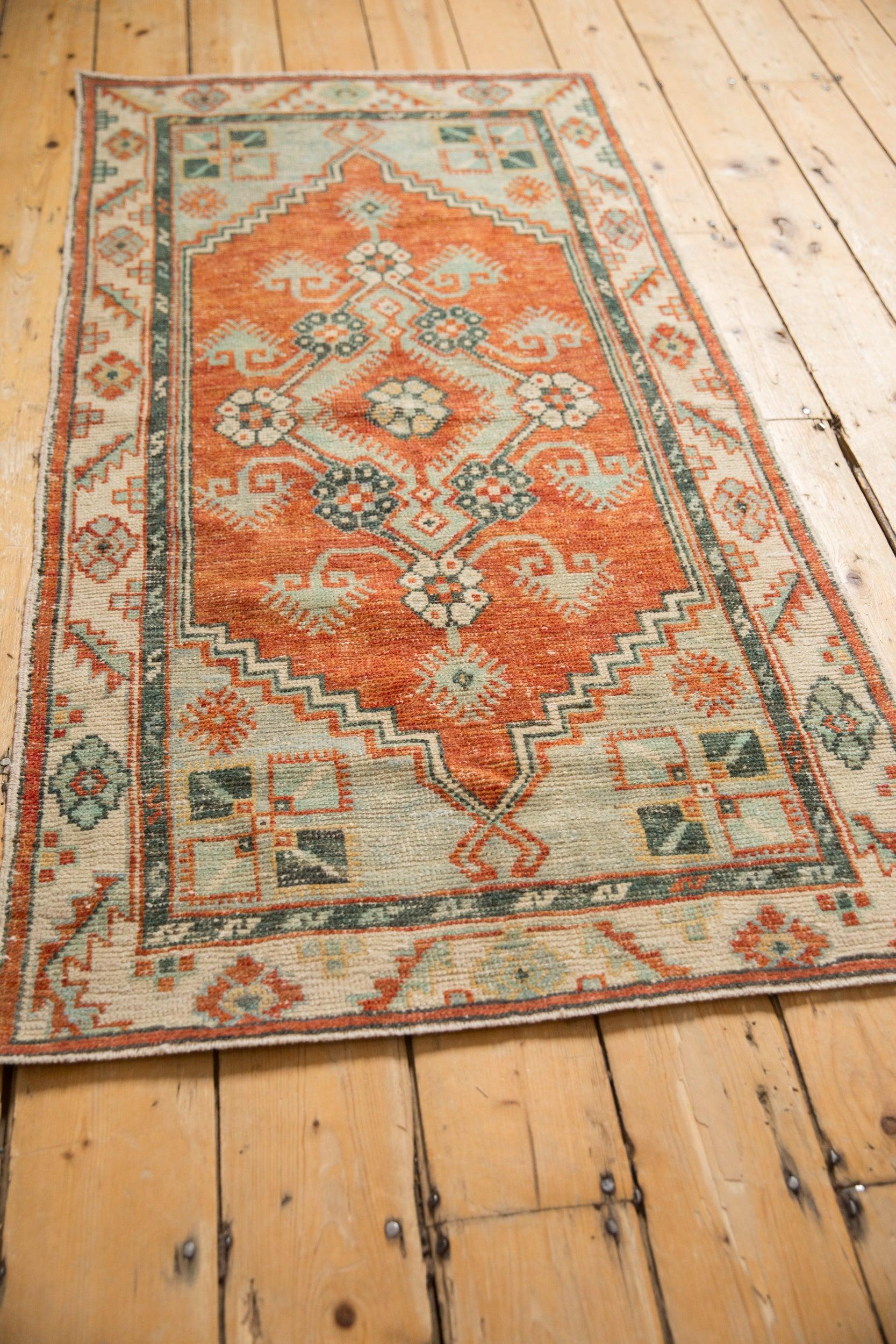 Vintage Distressed Oushak Teppich Läufer im Zustand „Relativ gut“ im Angebot in Katonah, NY