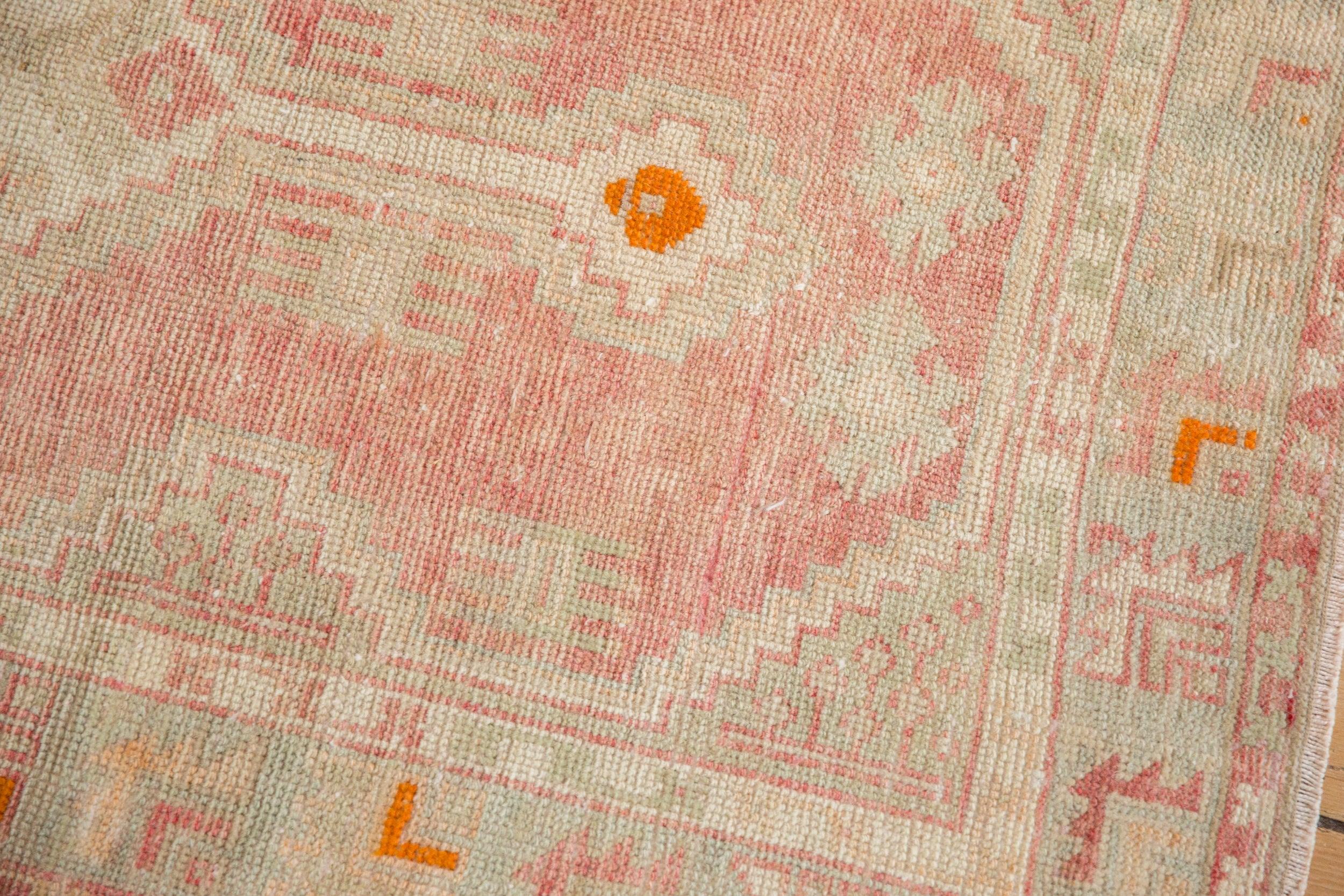 Vintage Distressed Oushak Teppich Läufer im Zustand „Relativ gut“ im Angebot in Katonah, NY