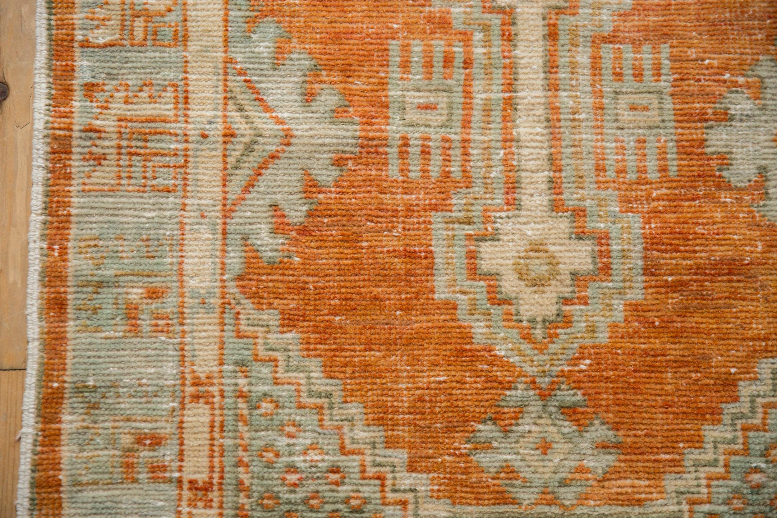 Vintage Distressed Oushak Teppich Läufer im Zustand „Relativ gut“ im Angebot in Katonah, NY