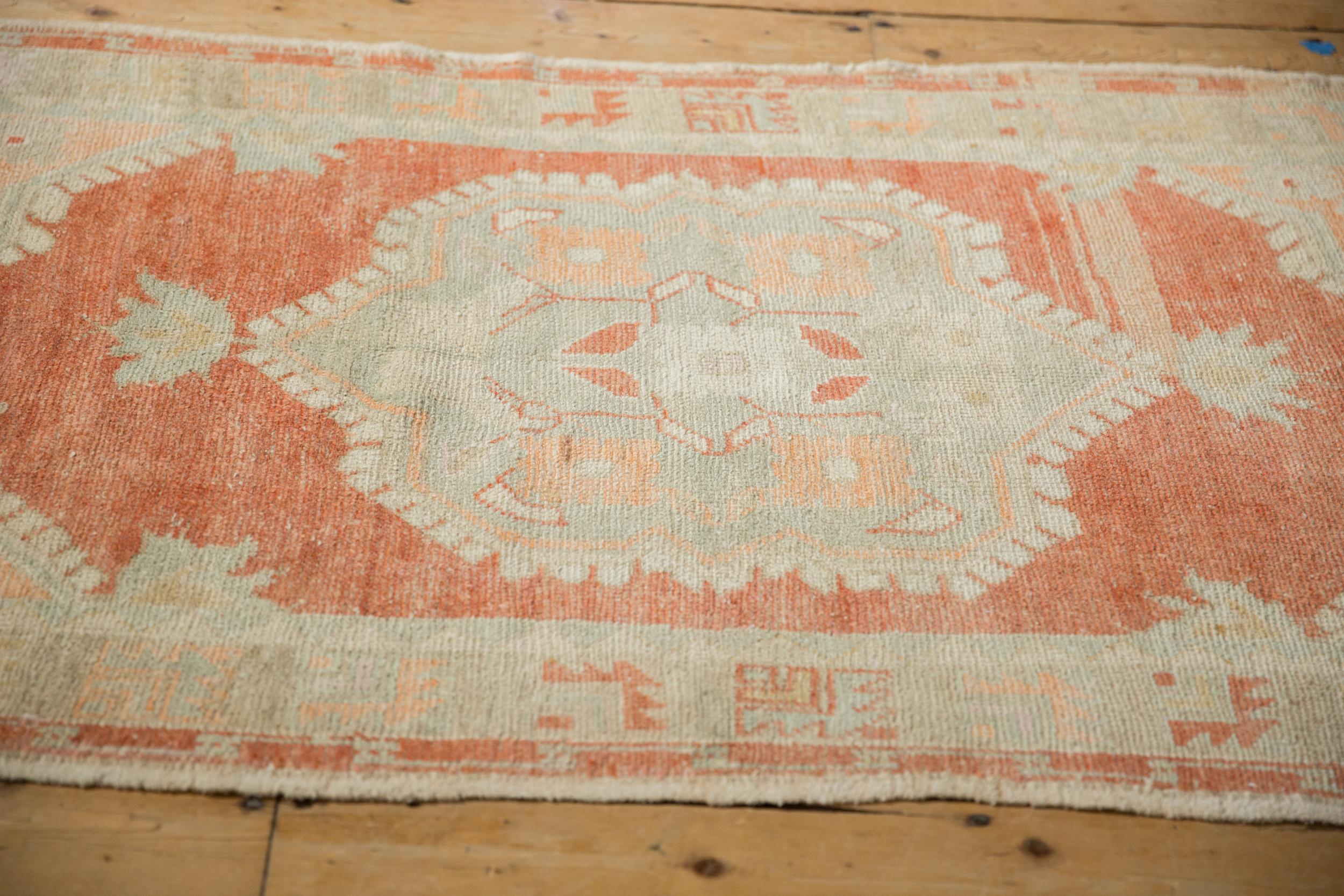 Vintage Distressed Oushak Teppich Läufer im Zustand „Relativ gut“ im Angebot in Katonah, NY