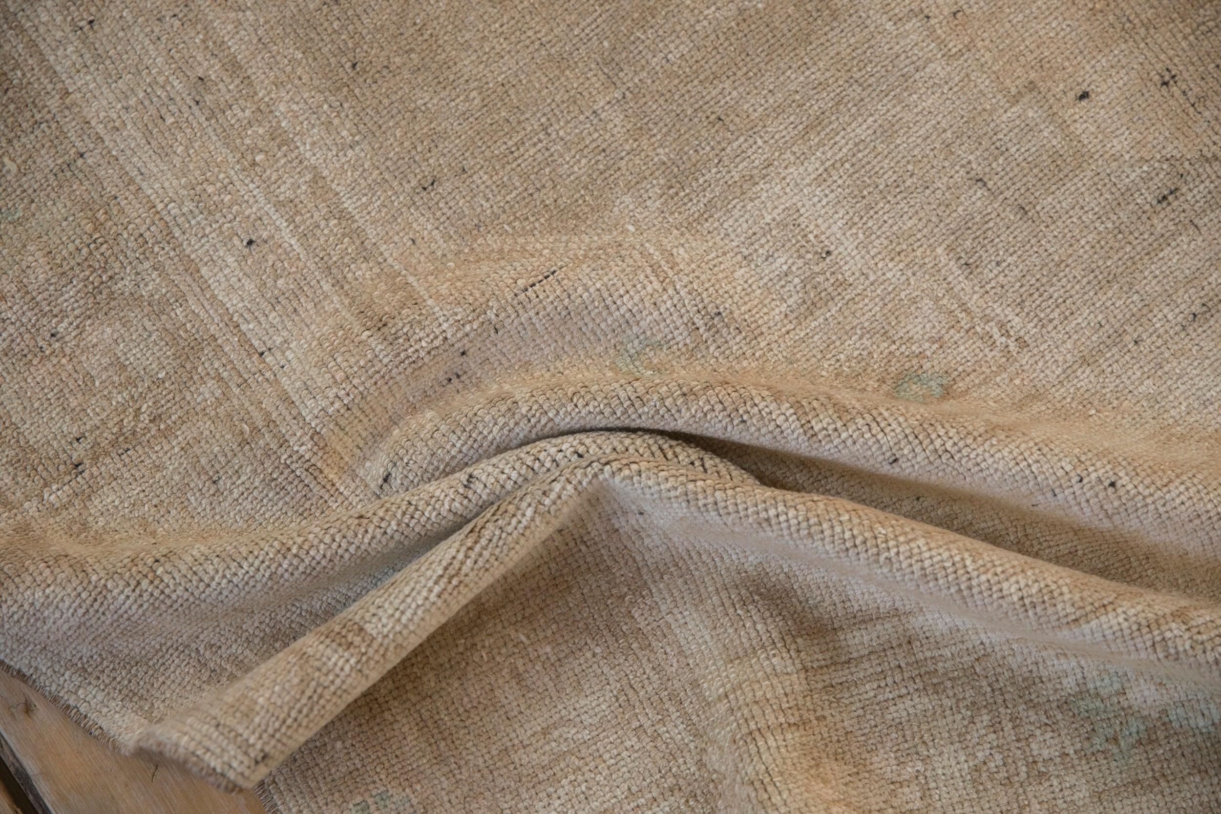 Vintage Distressed Oushak Teppich Läufer im Zustand „Relativ gut“ im Angebot in Katonah, NY