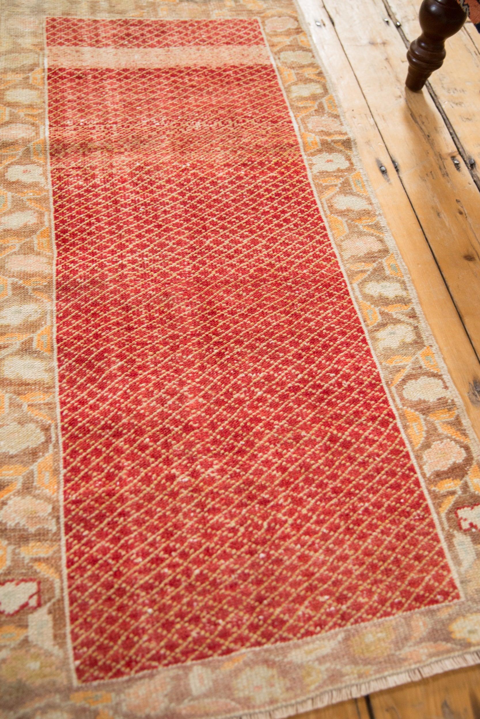 Vintage Distressed Oushak Teppich Läufer im Zustand „Relativ gut“ im Angebot in Katonah, NY