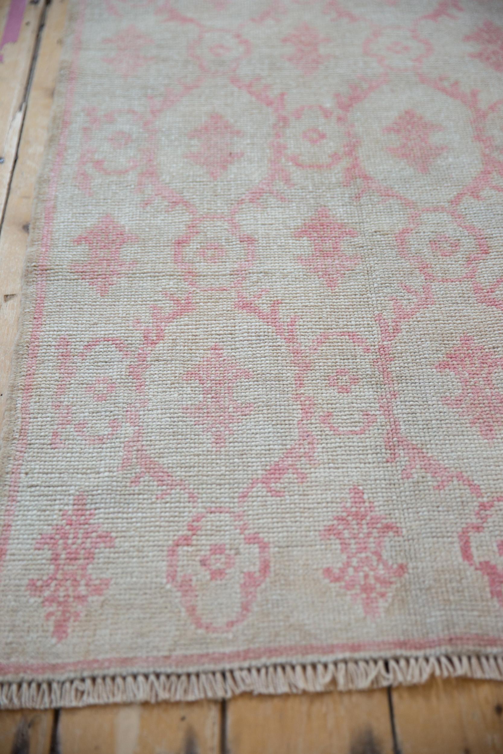 Vintage Distressed Oushak Teppich Läufer (Ende des 20. Jahrhunderts) im Angebot