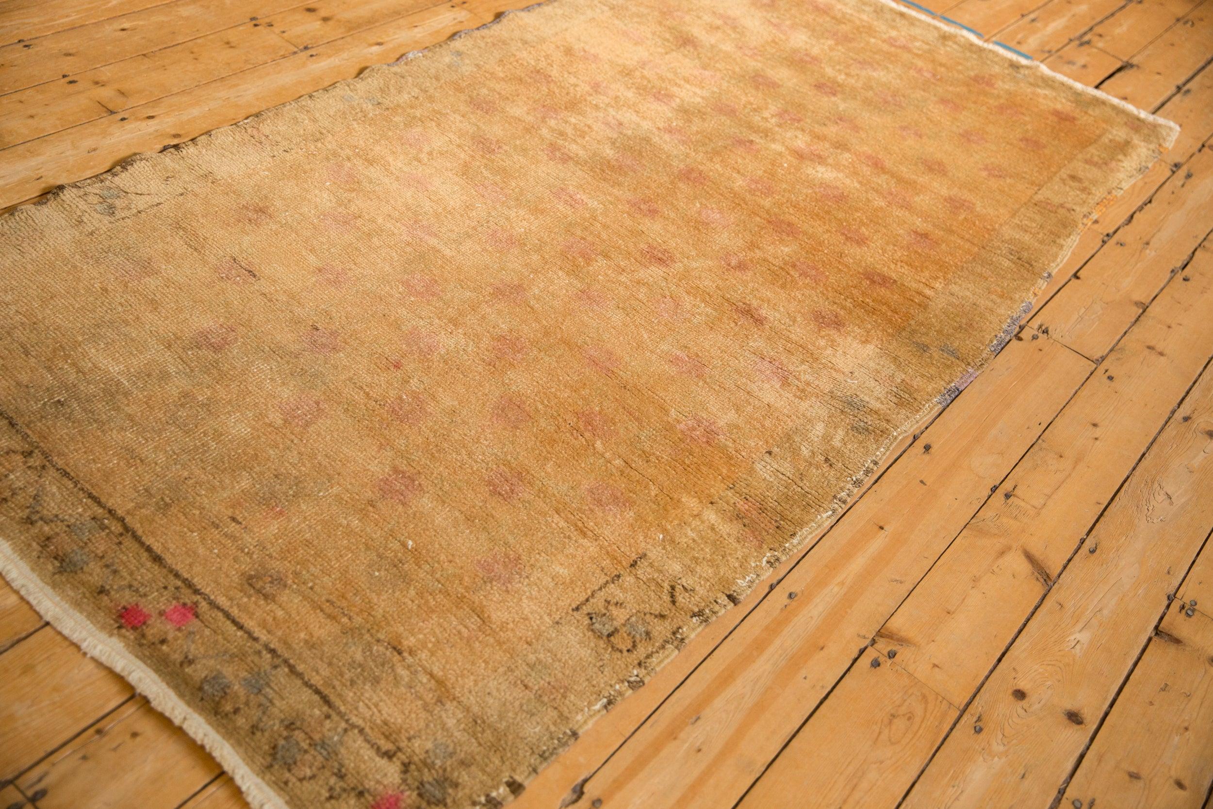 Vintage Distressed Oushak Teppich Läufer (Mitte des 20. Jahrhunderts) im Angebot