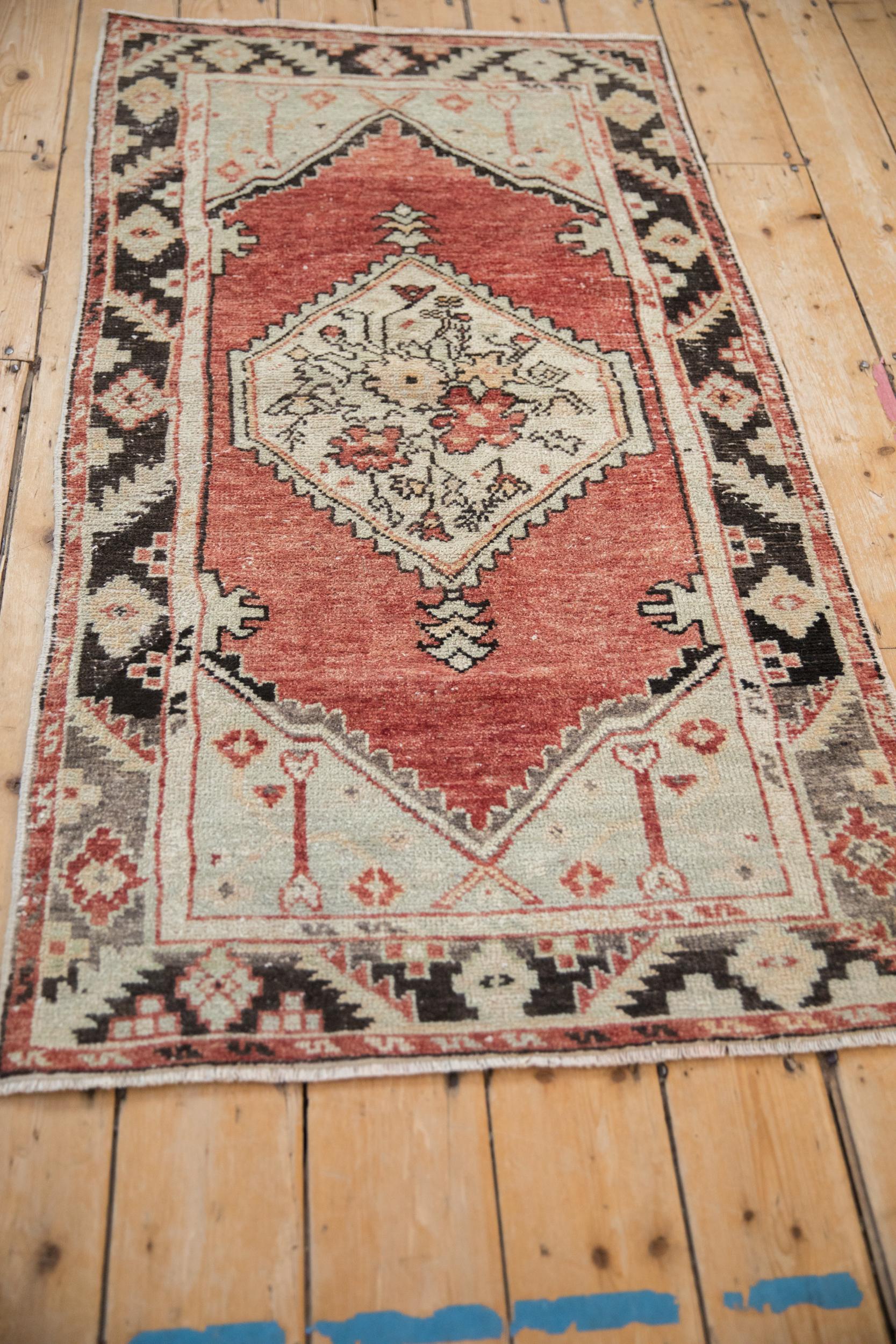 Vintage Distressed Oushak Teppich Läufer (Mitte des 20. Jahrhunderts) im Angebot