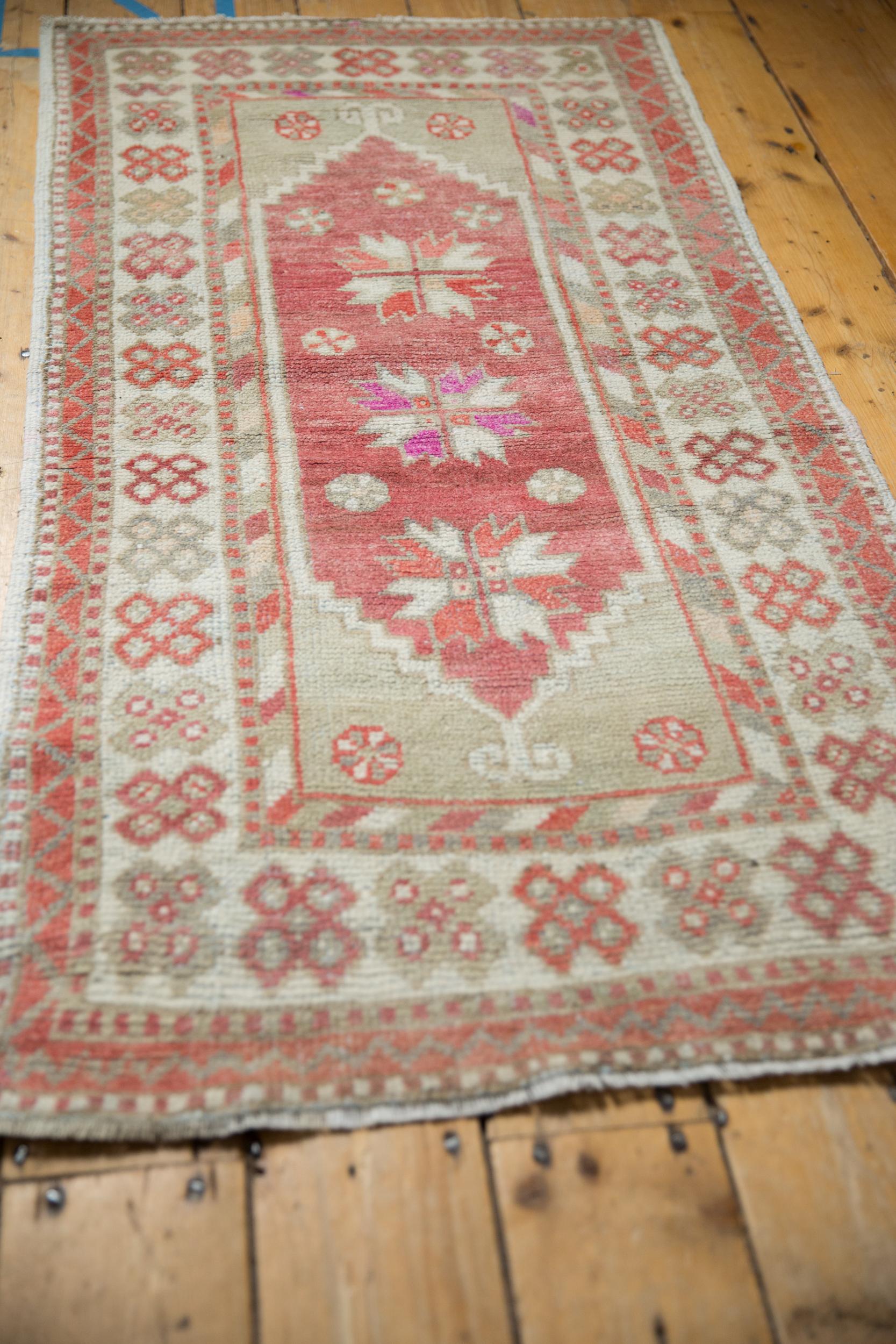 Metà XX secolo Tappeto Oushak Vintage Distressed Runner in vendita