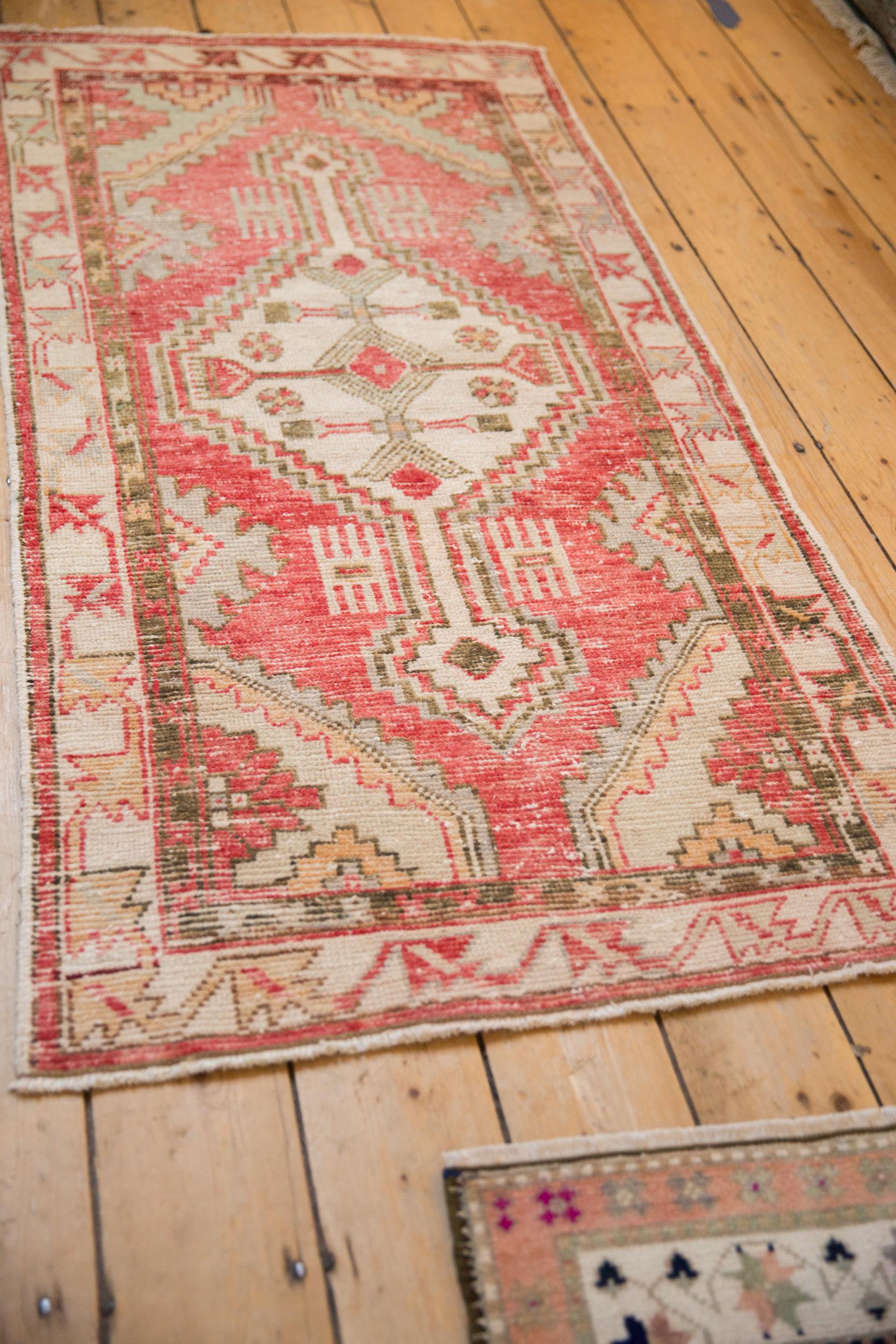 Vintage Distressed Oushak Teppich Läufer (Mitte des 20. Jahrhunderts) im Angebot
