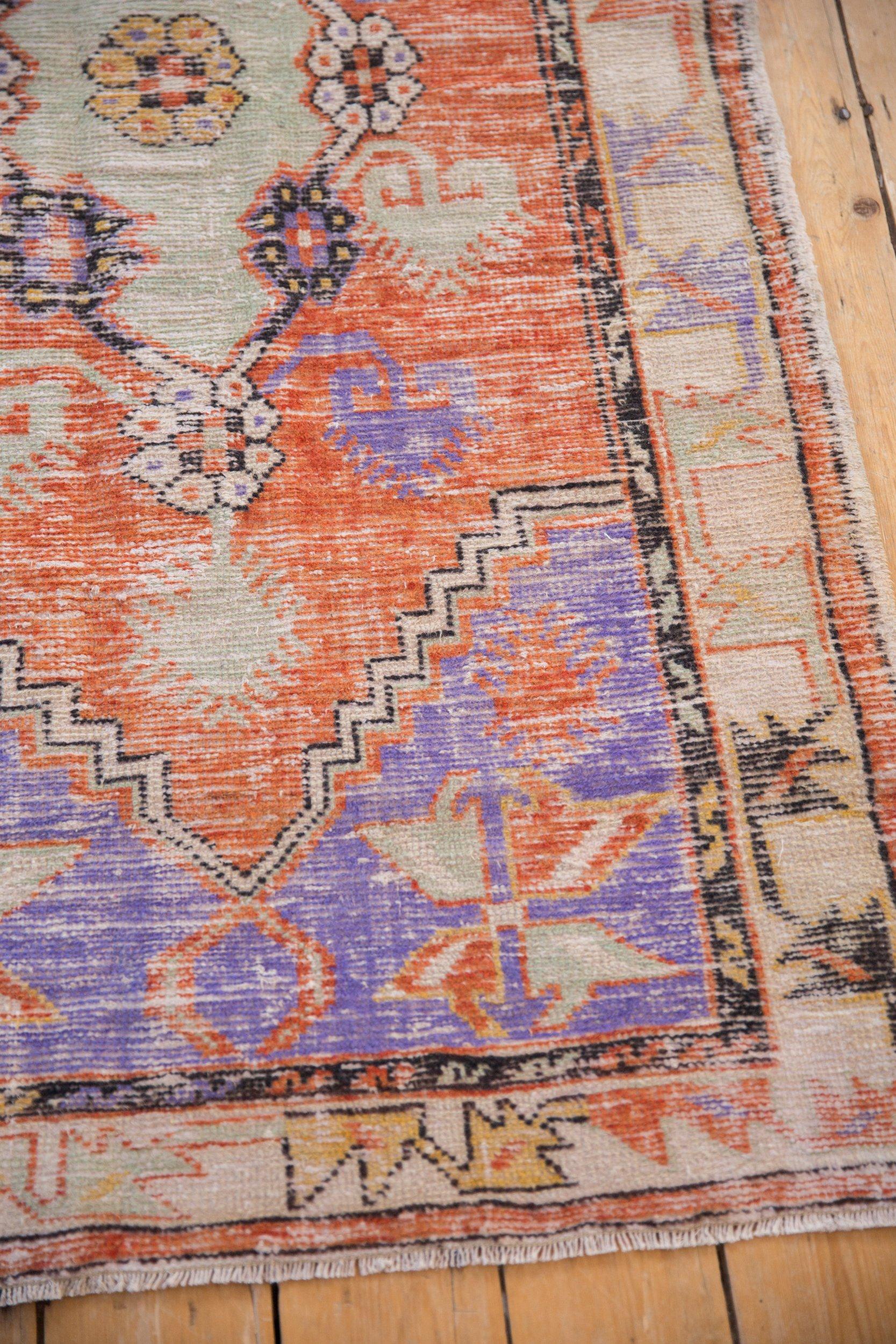Vintage Distressed Oushak Rug Runner (Mitte des 20. Jahrhunderts) im Angebot