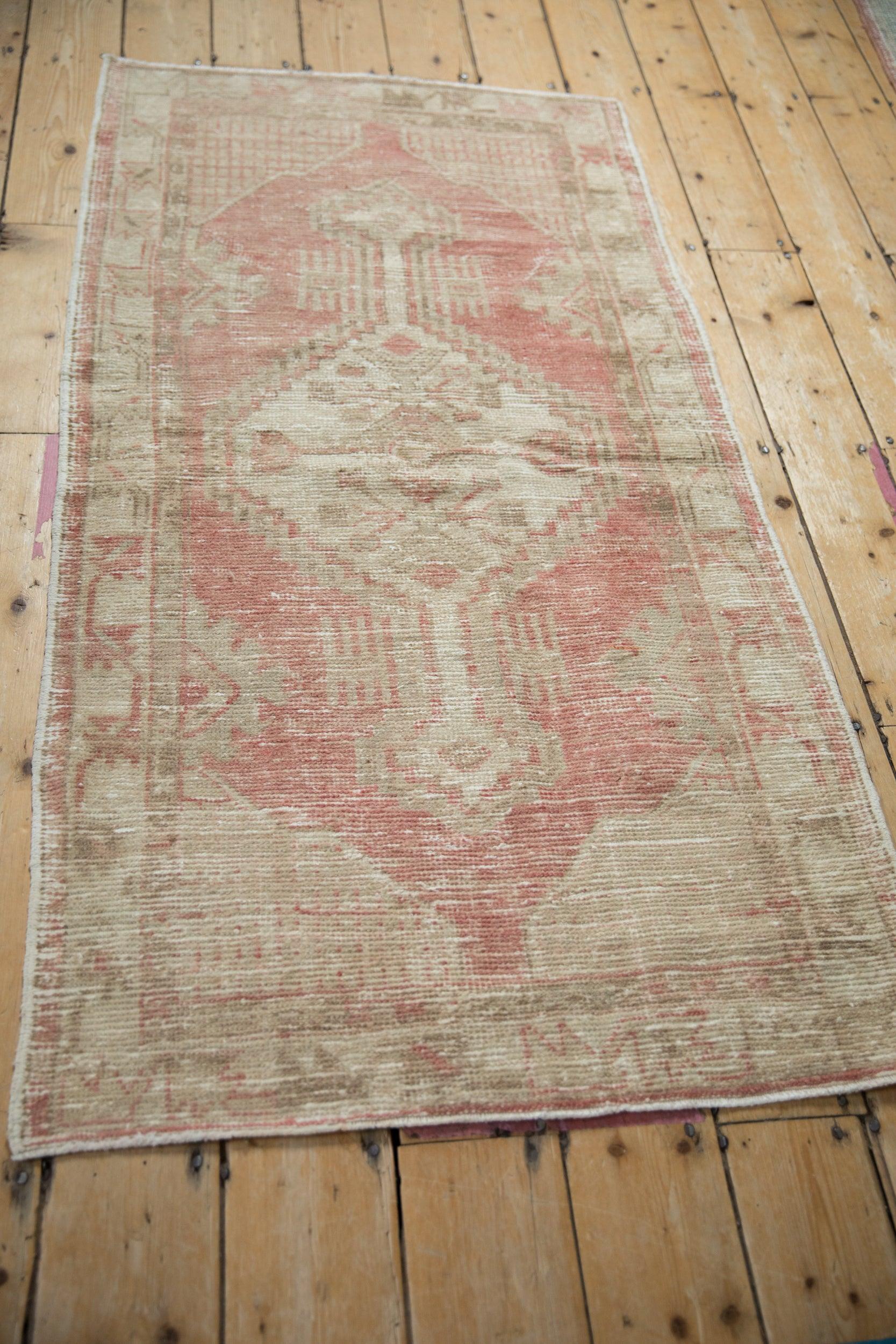 Vintage Distressed Oushak Rug Runner (Mitte des 20. Jahrhunderts) im Angebot