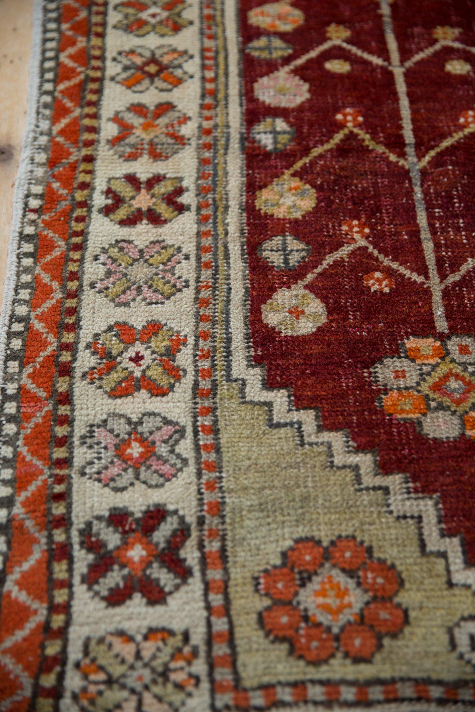 Metà XX secolo Vintage Distressed Oushak Rug Runner in vendita