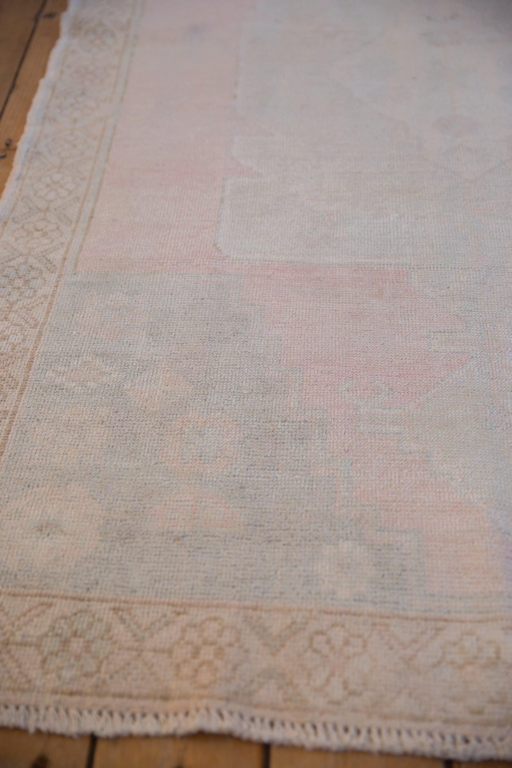 Metà XX secolo Vintage Distressed Oushak Rug Runner in vendita