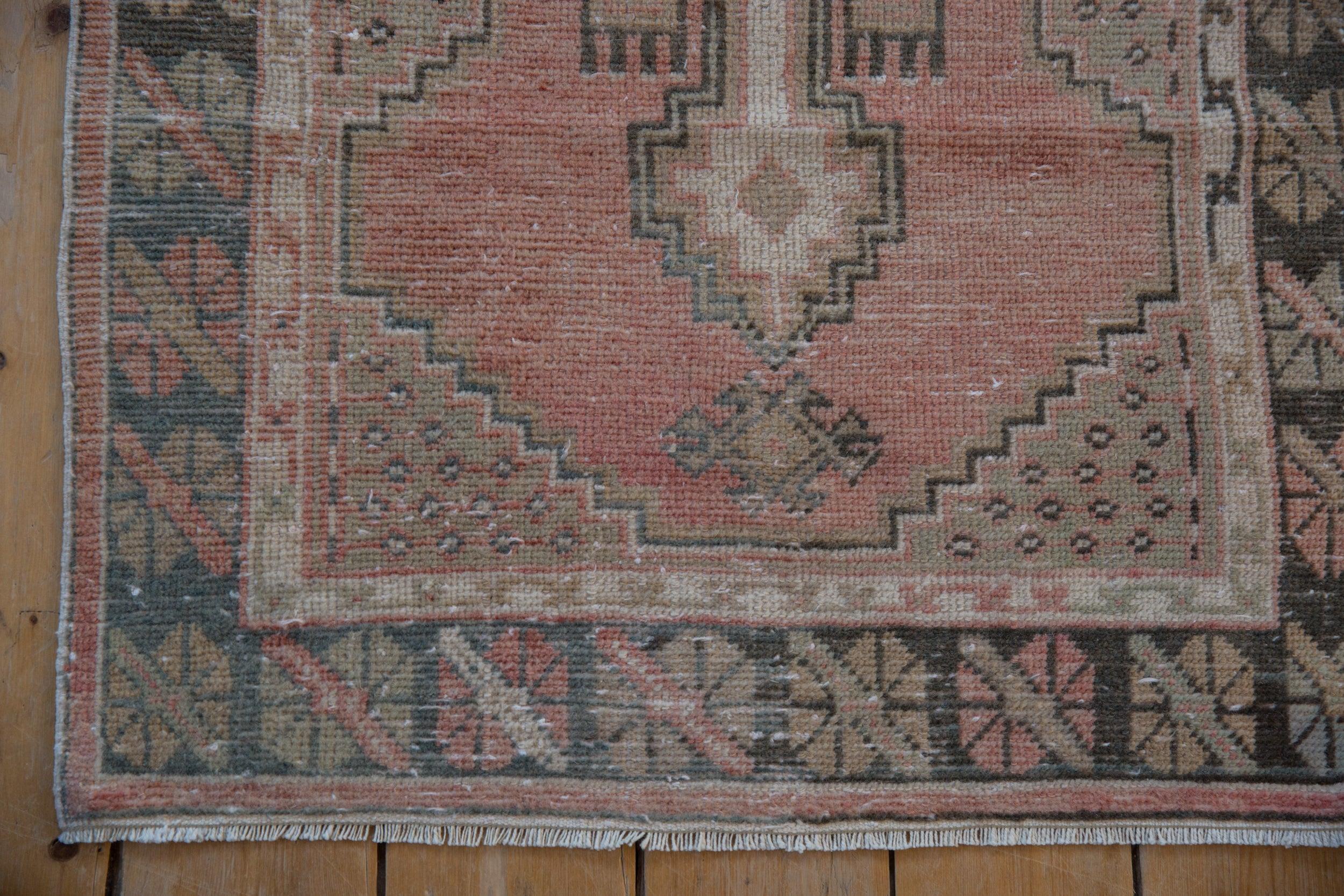 Milieu du XXe siècle Vintage Distressed Oushak Rug Runner en vente