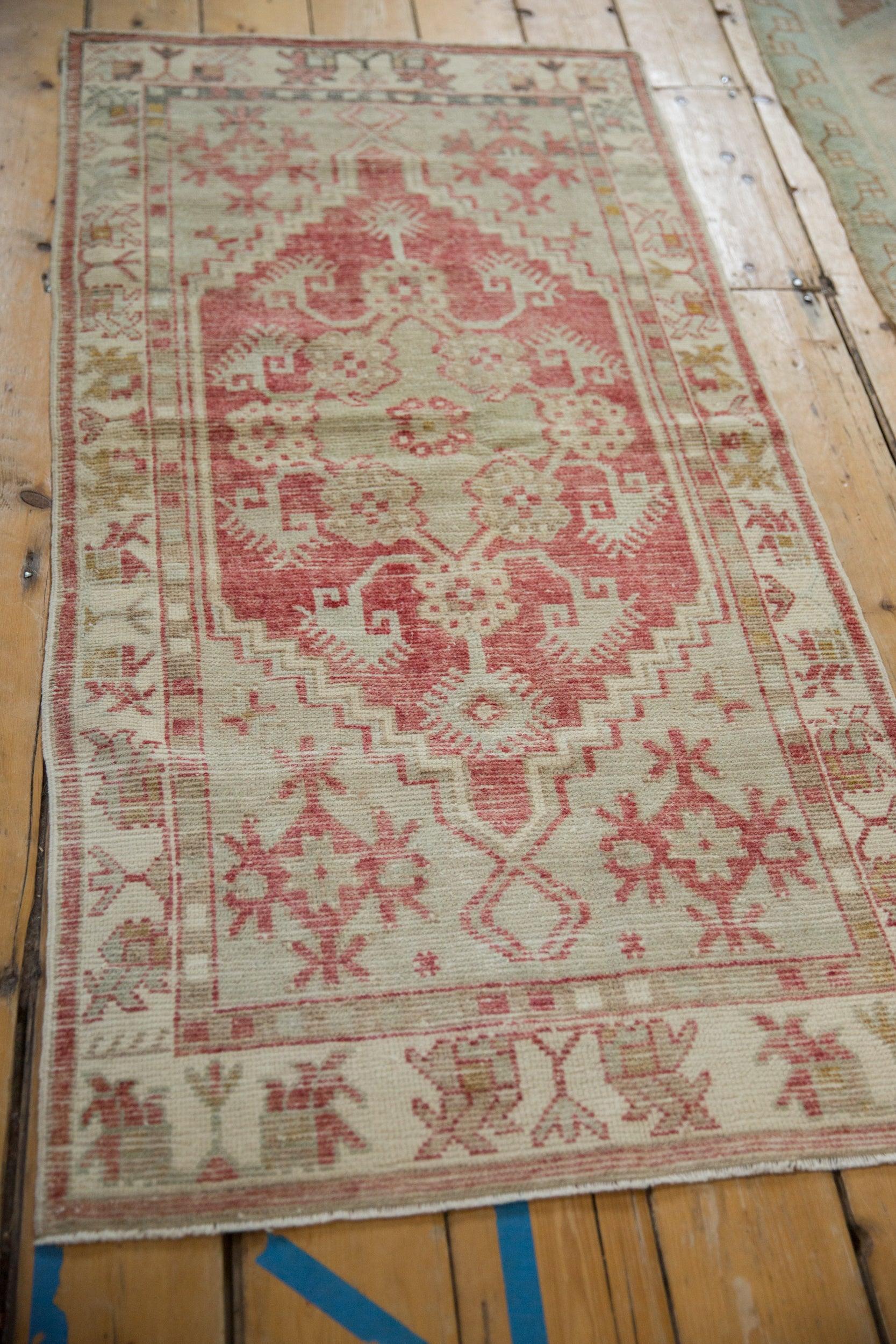 Vintage Distressed Oushak Rug Runner (Mitte des 20. Jahrhunderts) im Angebot