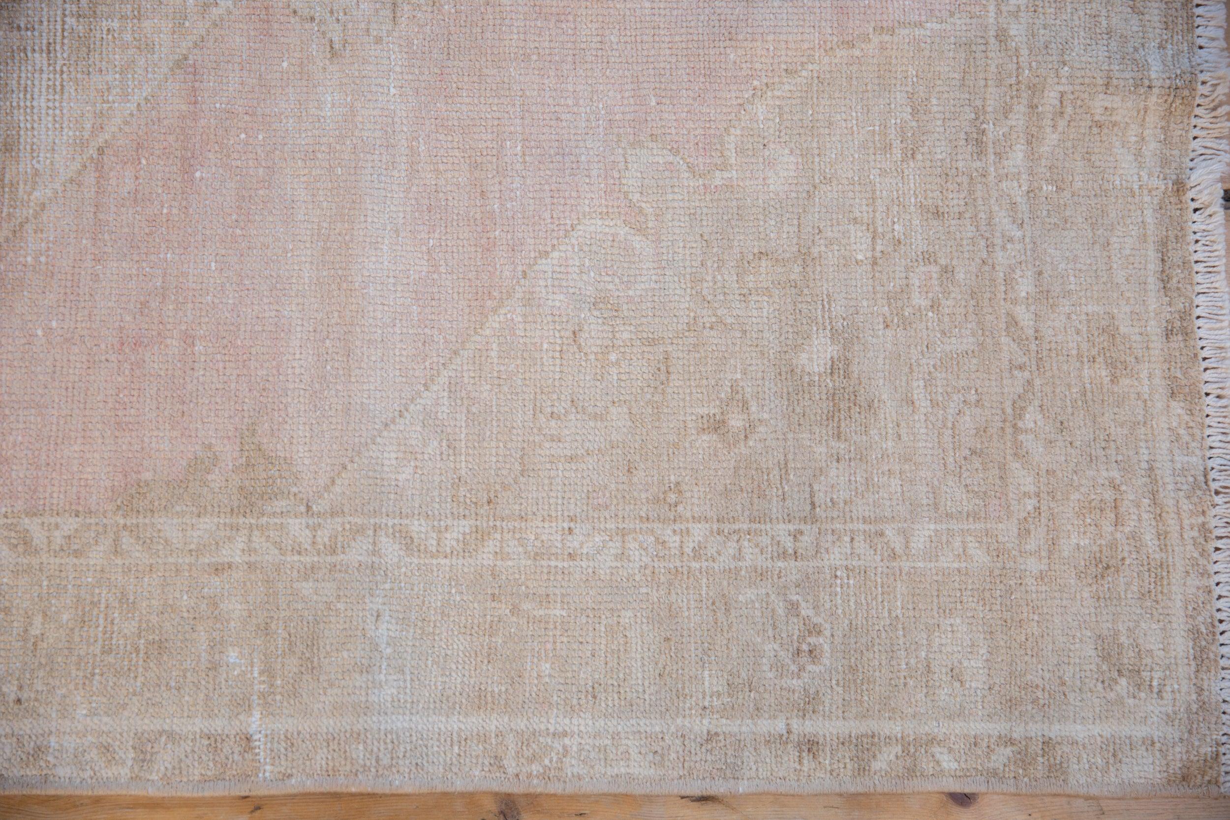 Vintage Distressed Oushak Teppich Läufer (Mitte des 20. Jahrhunderts) im Angebot