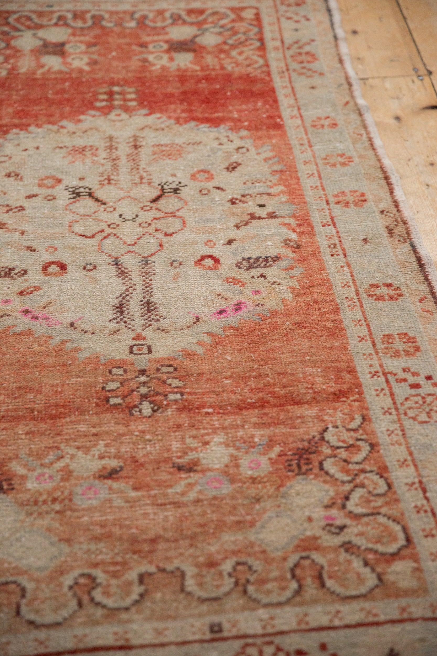 Metà XX secolo Tappeto Oushak Vintage Distressed Runner in vendita