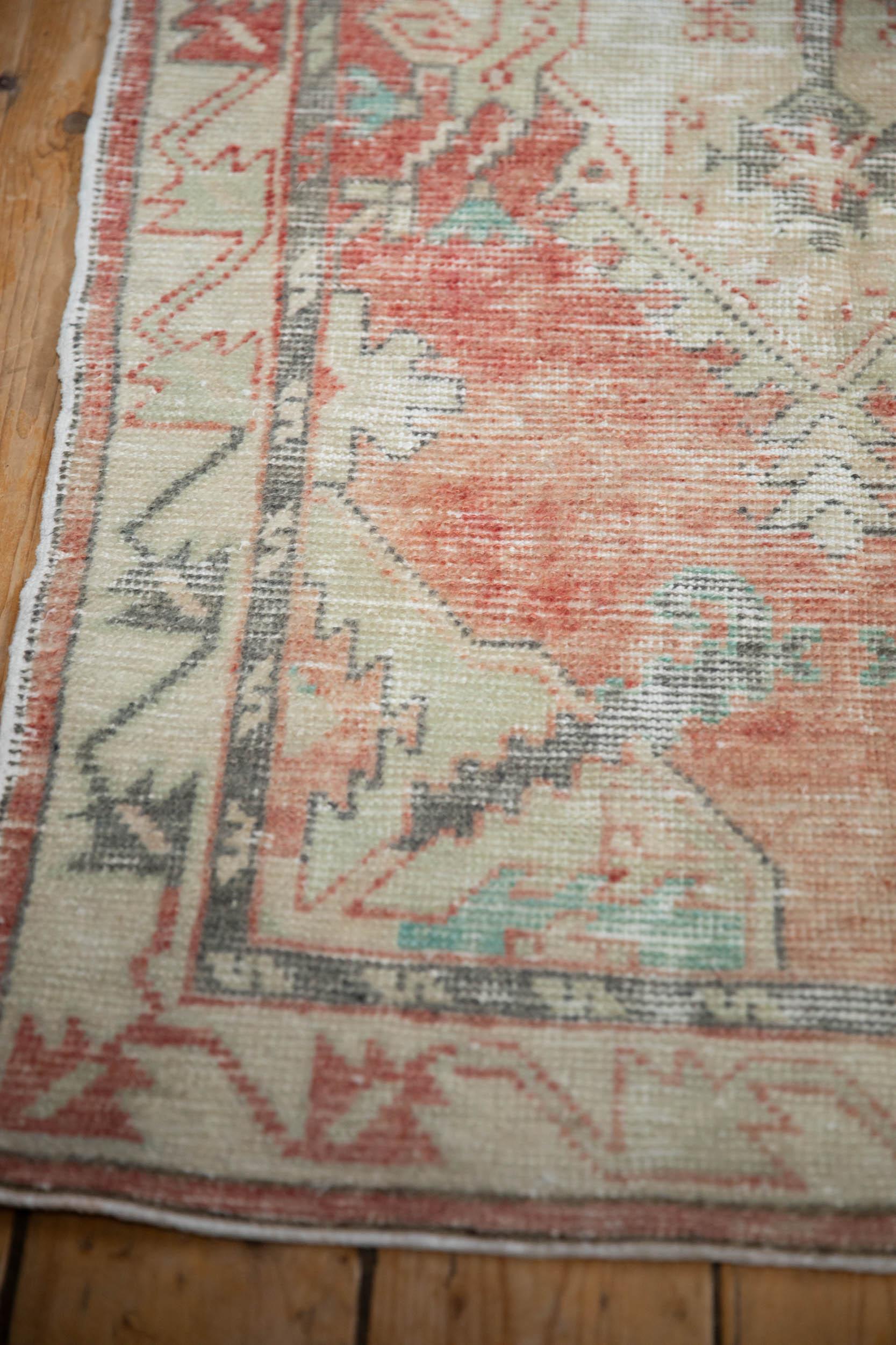 Vintage Distressed Oushak Teppich Läufer (Mitte des 20. Jahrhunderts) im Angebot