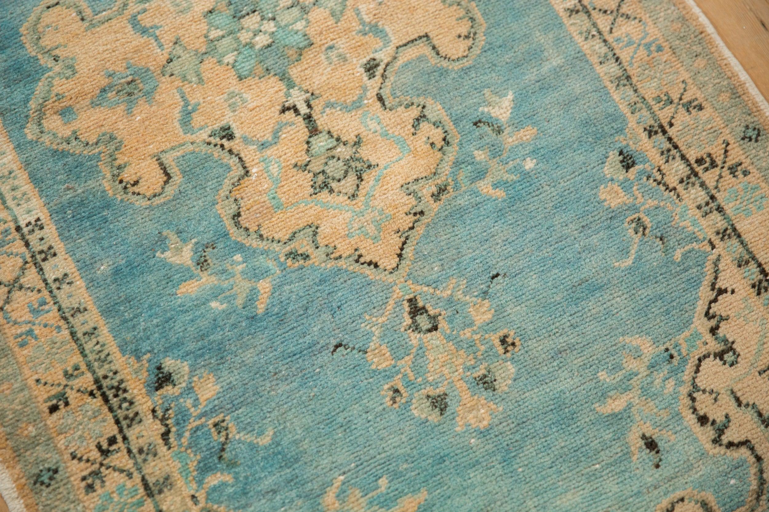 Vintage Distressed Oushak Teppich Läufer (Mitte des 20. Jahrhunderts) im Angebot