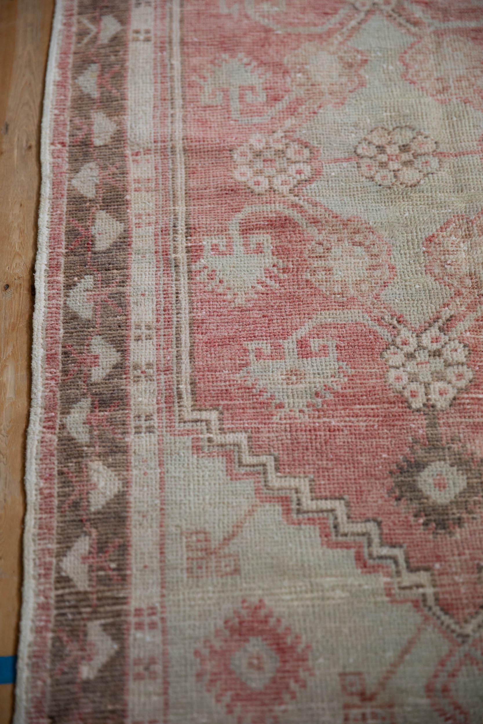 Vintage Distressed Oushak Teppich Läufer (Mitte des 20. Jahrhunderts) im Angebot