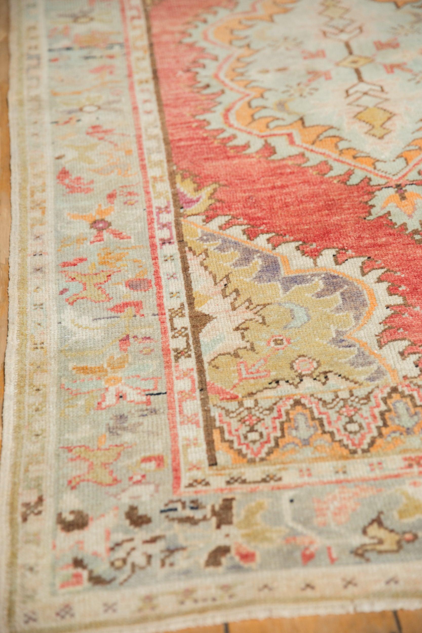 Vintage Distressed Oushak Teppich Läufer (Mitte des 20. Jahrhunderts) im Angebot