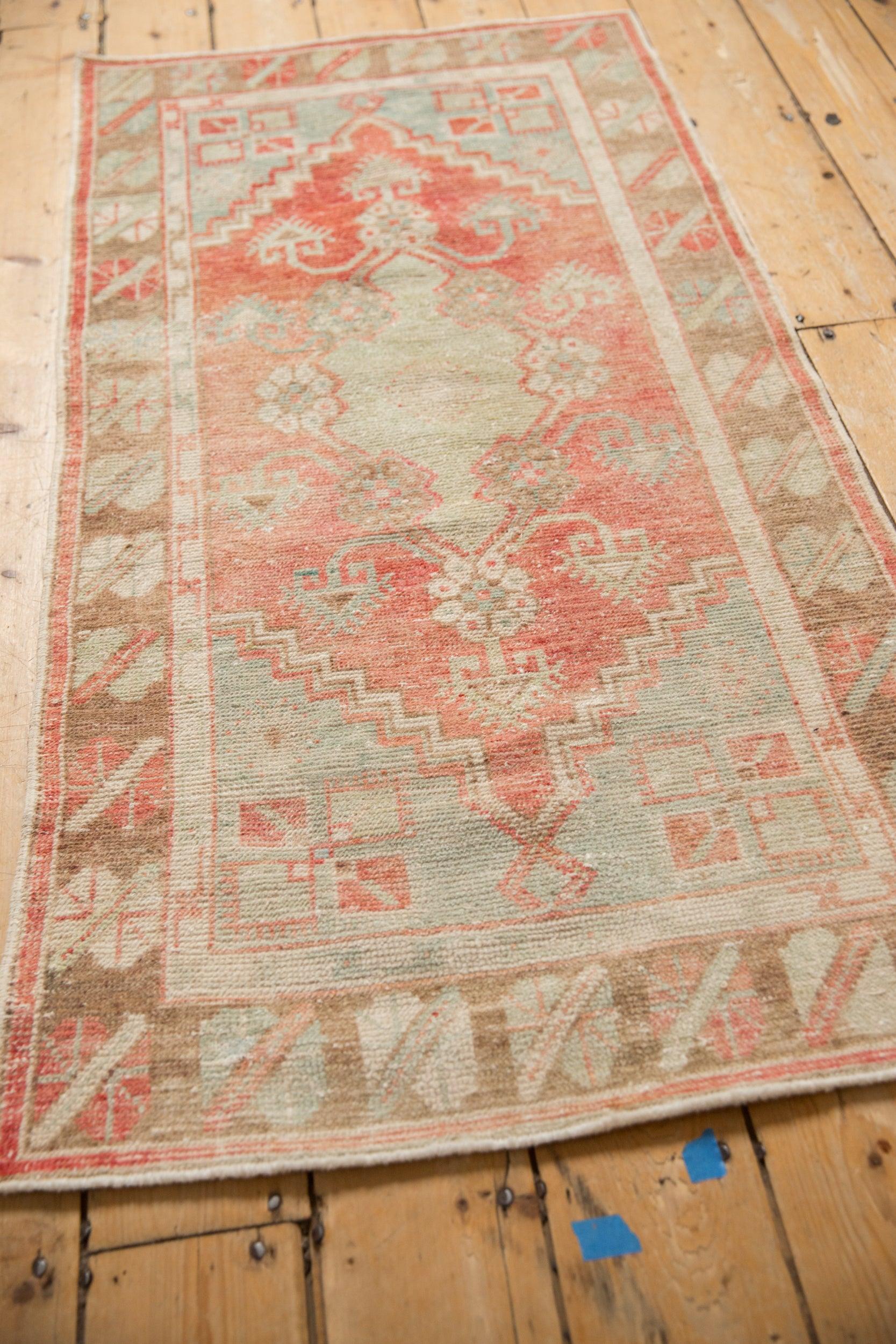 Vintage Distressed Oushak Teppich Läufer (Mitte des 20. Jahrhunderts) im Angebot