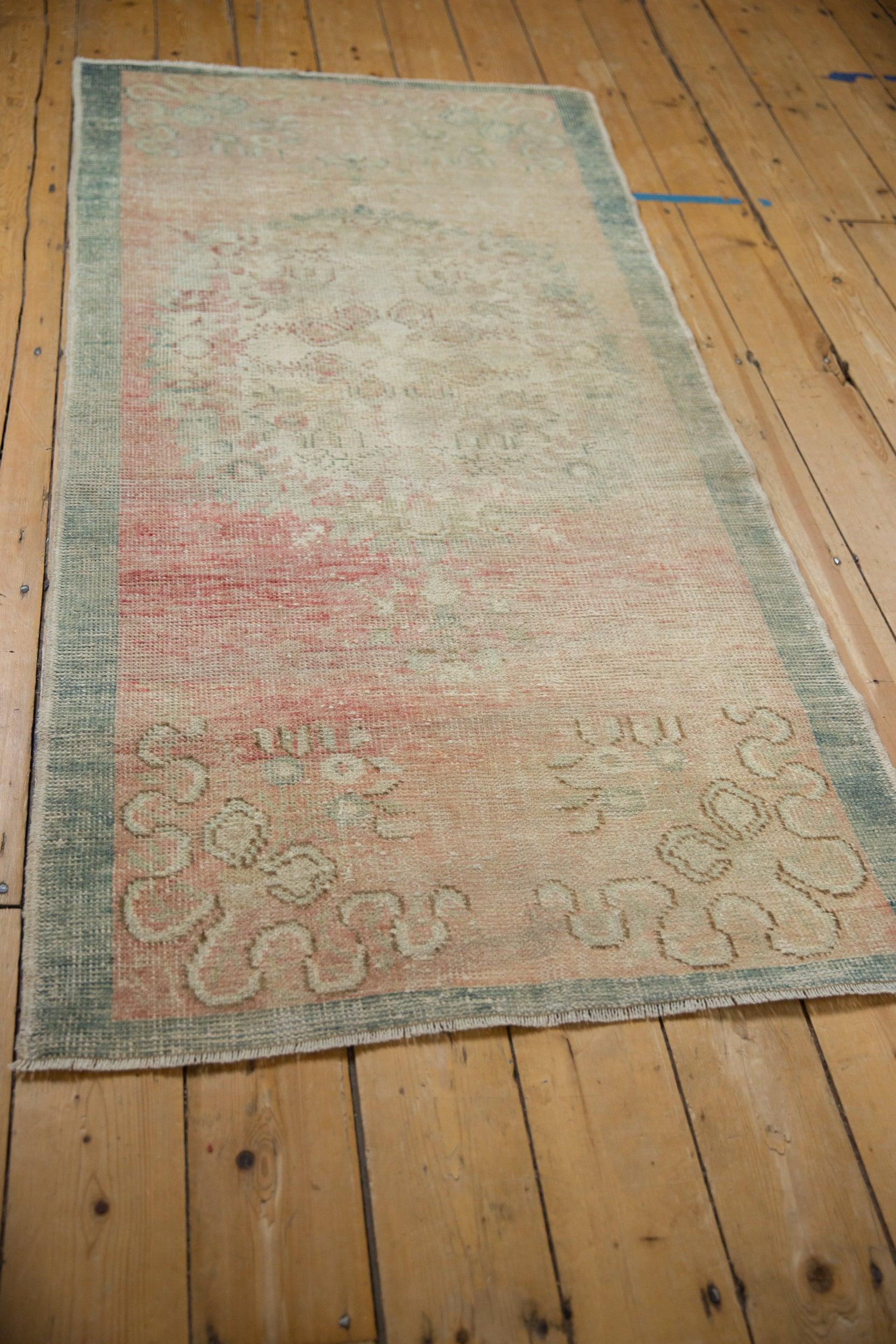 Vintage Distressed Oushak Teppich Läufer (Mitte des 20. Jahrhunderts) im Angebot