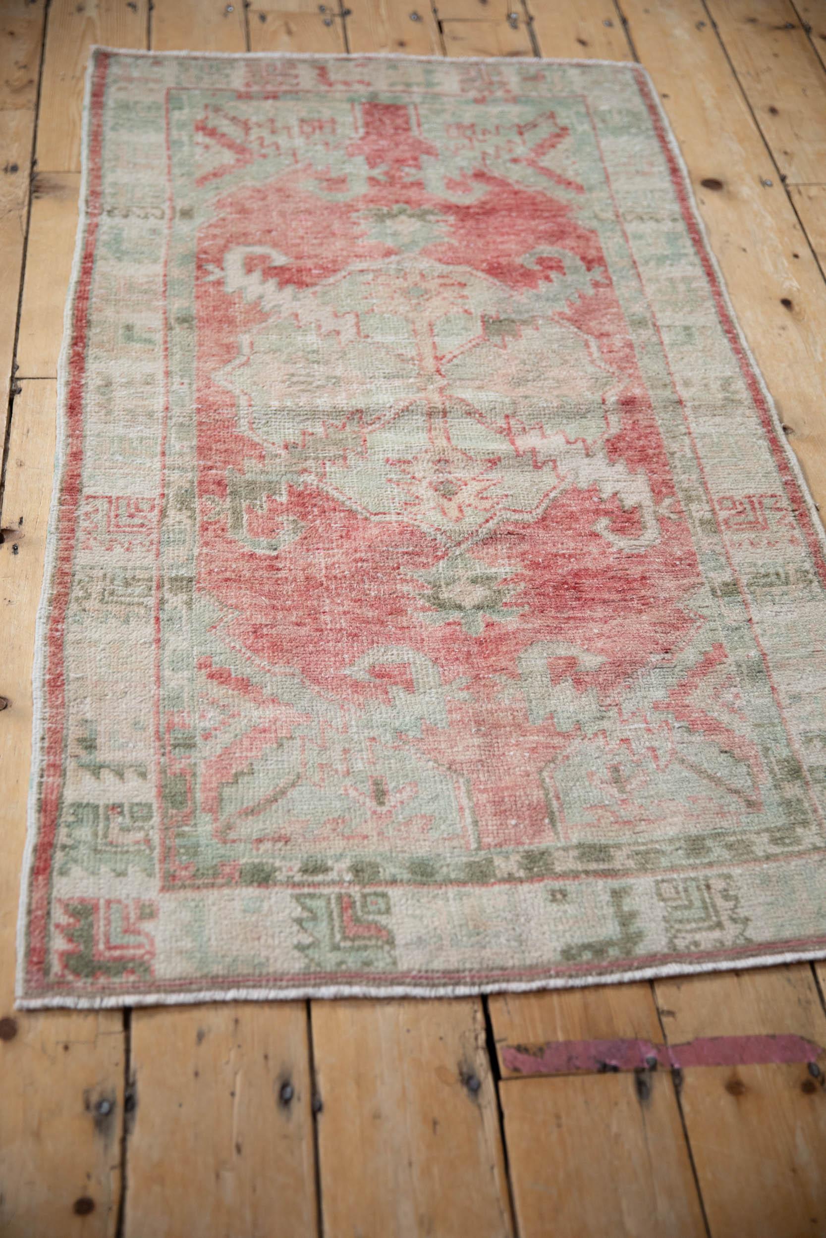 Vintage Distressed Oushak Teppich Läufer (Mitte des 20. Jahrhunderts) im Angebot