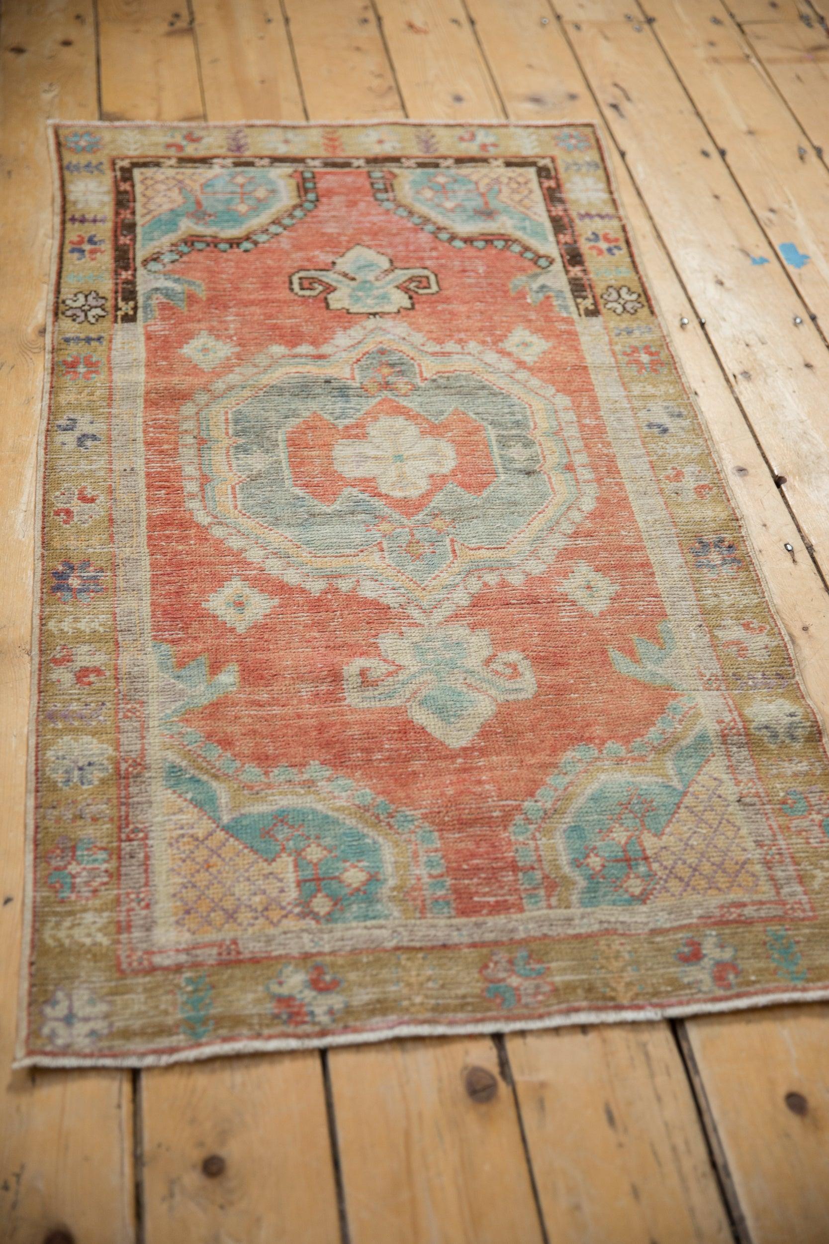 Metà XX secolo Tappeto Oushak Vintage Distressed Runner in vendita