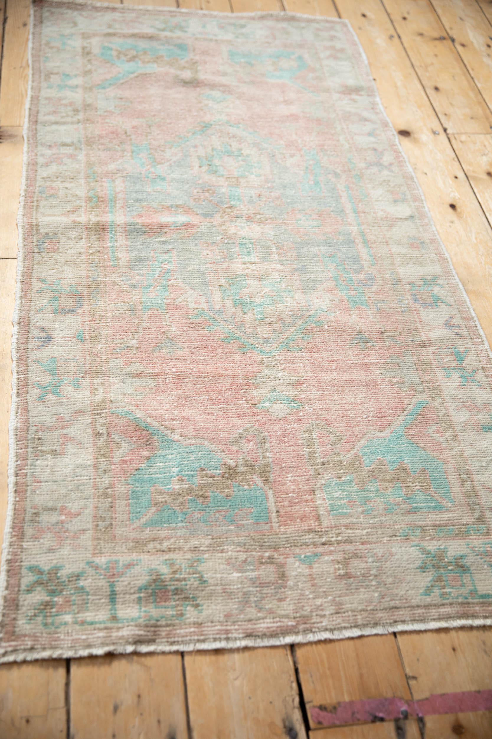 Vintage Distressed Oushak Teppich Läufer (Mitte des 20. Jahrhunderts) im Angebot