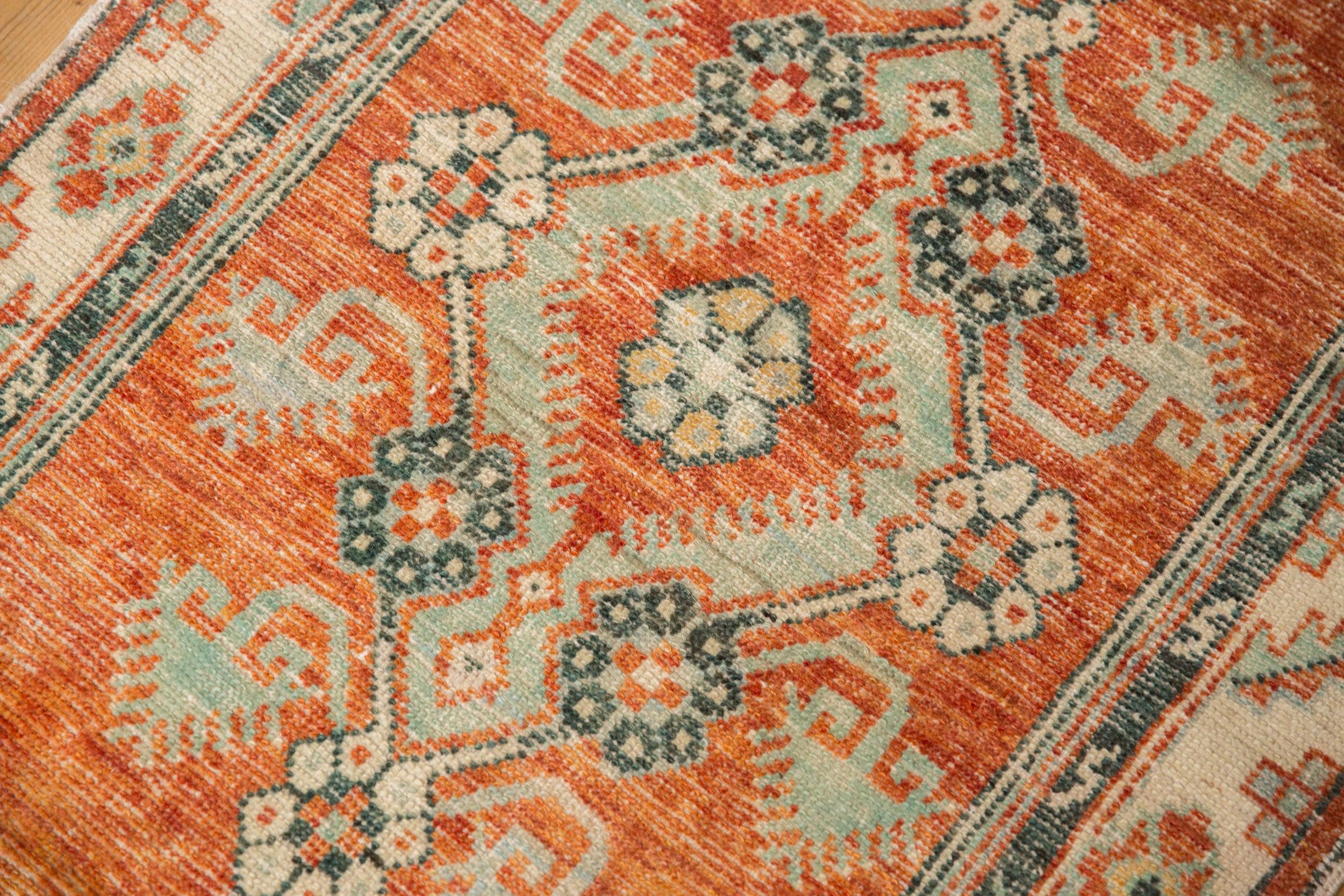 Vintage Distressed Oushak Teppich Läufer (Mitte des 20. Jahrhunderts) im Angebot