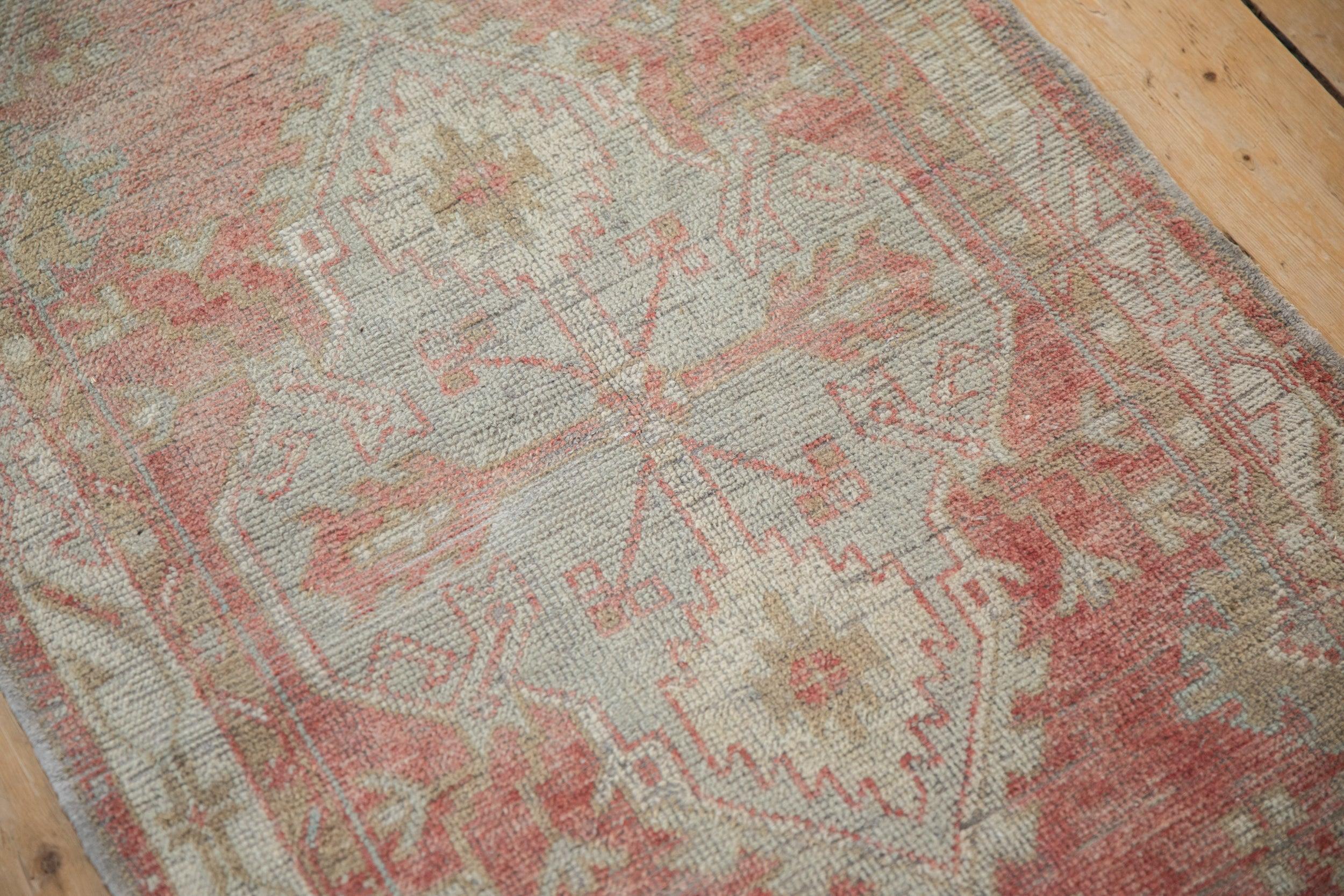 Vintage Distressed Oushak Teppich Läufer (Mitte des 20. Jahrhunderts) im Angebot