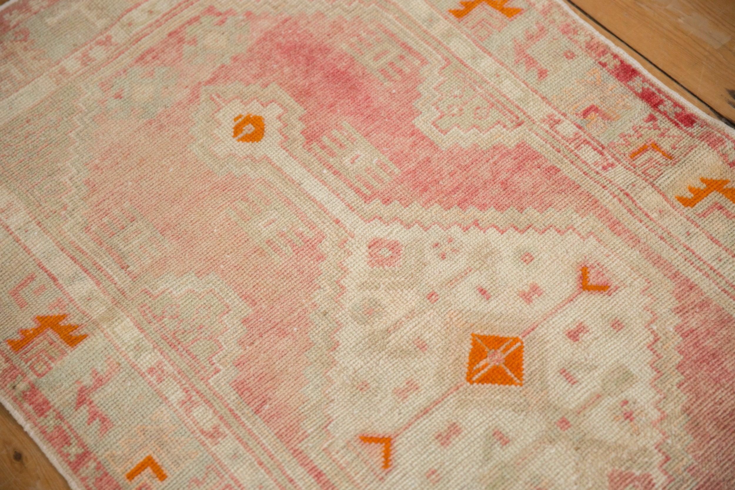 Vintage Distressed Oushak Teppich Läufer (Mitte des 20. Jahrhunderts) im Angebot