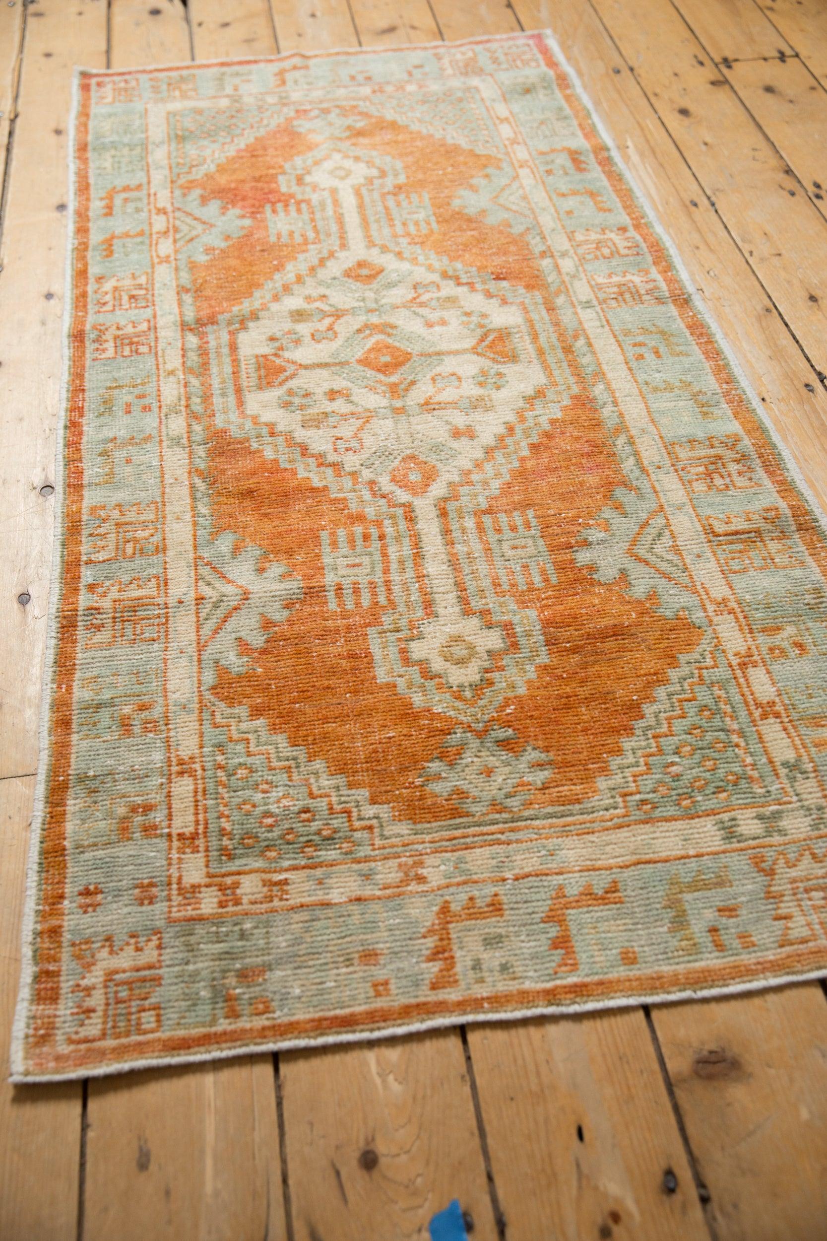 Vintage Distressed Oushak Teppich Läufer (Mitte des 20. Jahrhunderts) im Angebot