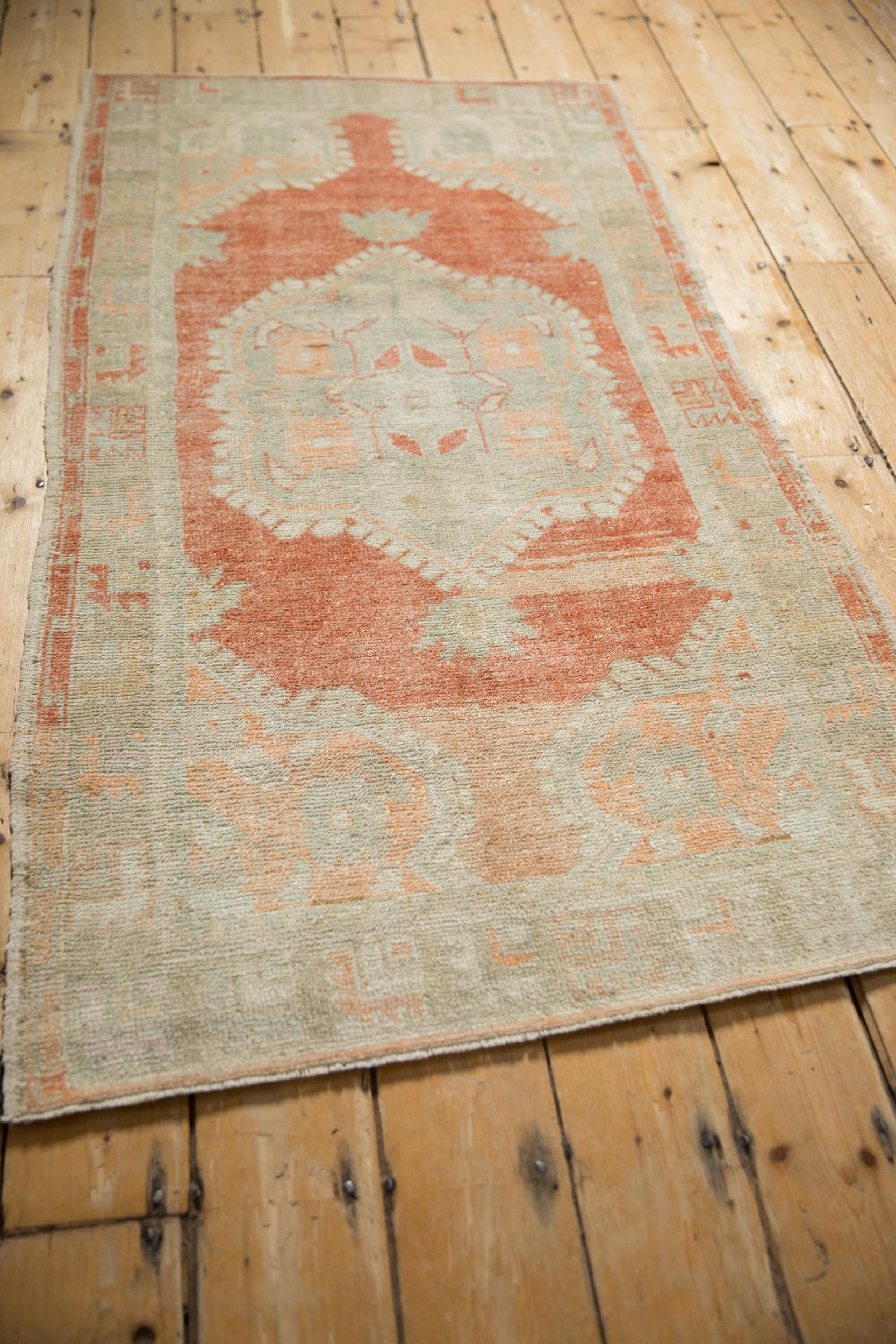Vintage Distressed Oushak Teppich Läufer (Mitte des 20. Jahrhunderts) im Angebot