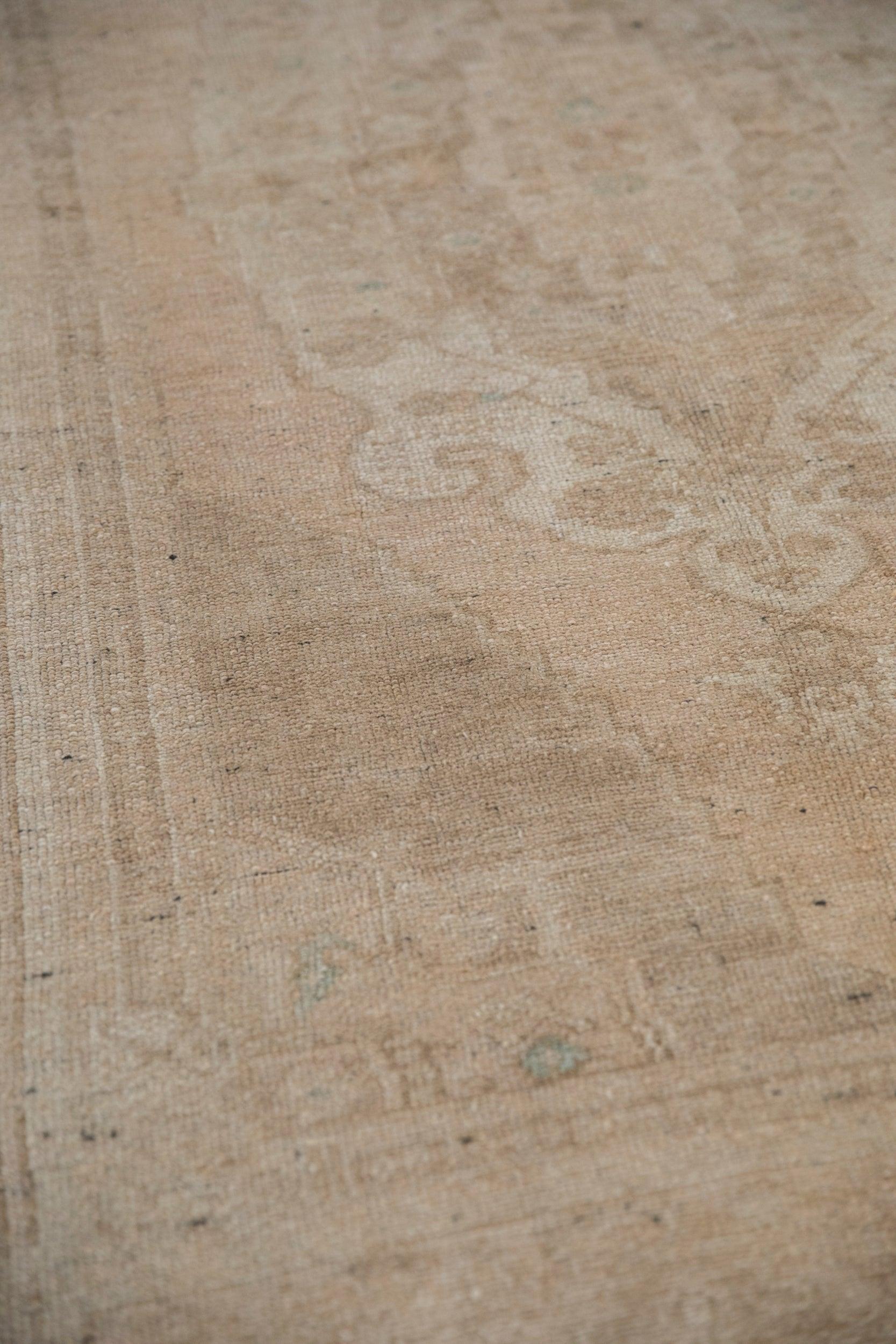 Vintage Distressed Oushak Teppich Läufer (Ende des 20. Jahrhunderts) im Angebot