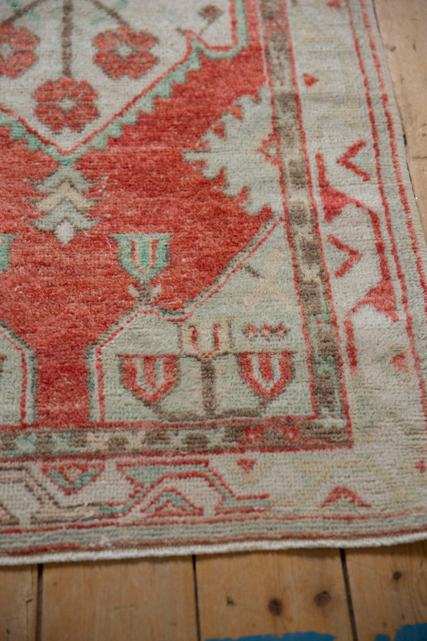 Vintage Distressed Oushak Teppich Läufer (Ende des 20. Jahrhunderts) im Angebot