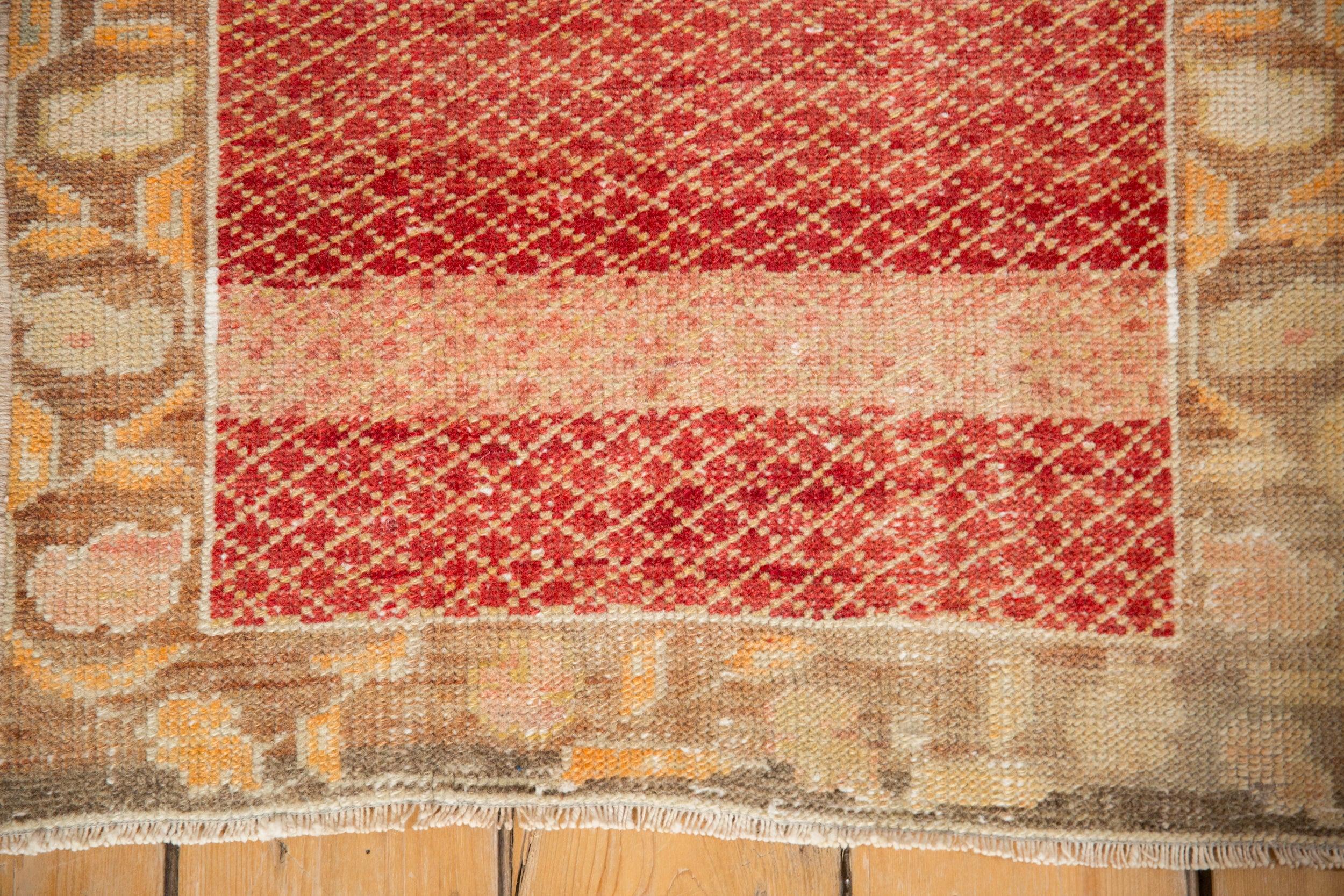 Vintage Distressed Oushak Teppich Läufer (Ende des 20. Jahrhunderts) im Angebot