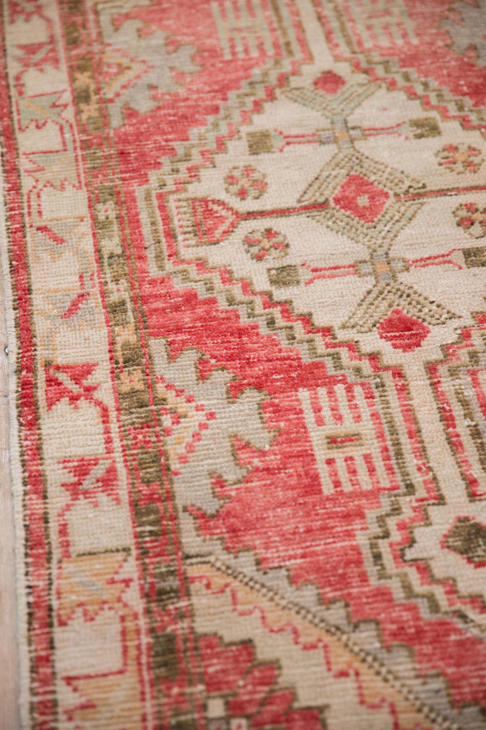 Vintage Distressed Oushak Teppich Läufer (Wolle) im Angebot