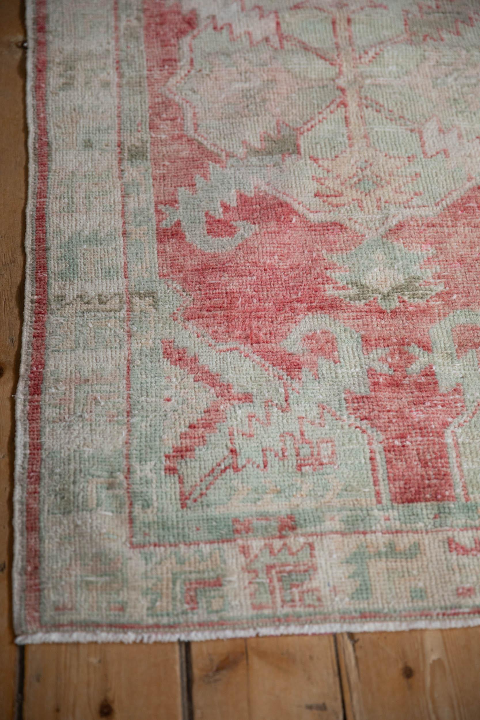 Vintage Distressed Oushak Teppich Läufer (Wolle) im Angebot