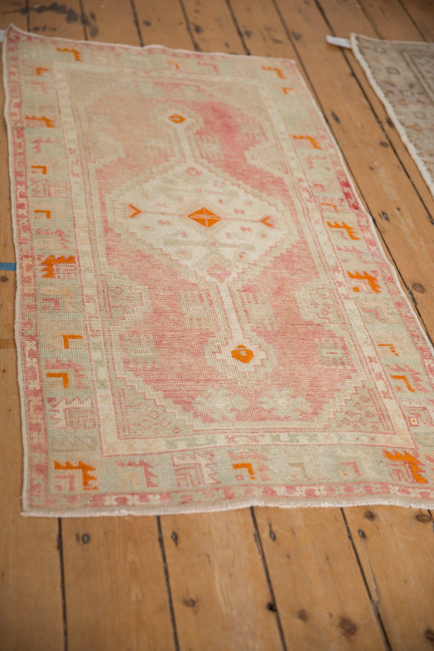 Vintage Distressed Oushak Teppich Läufer (Wolle) im Angebot