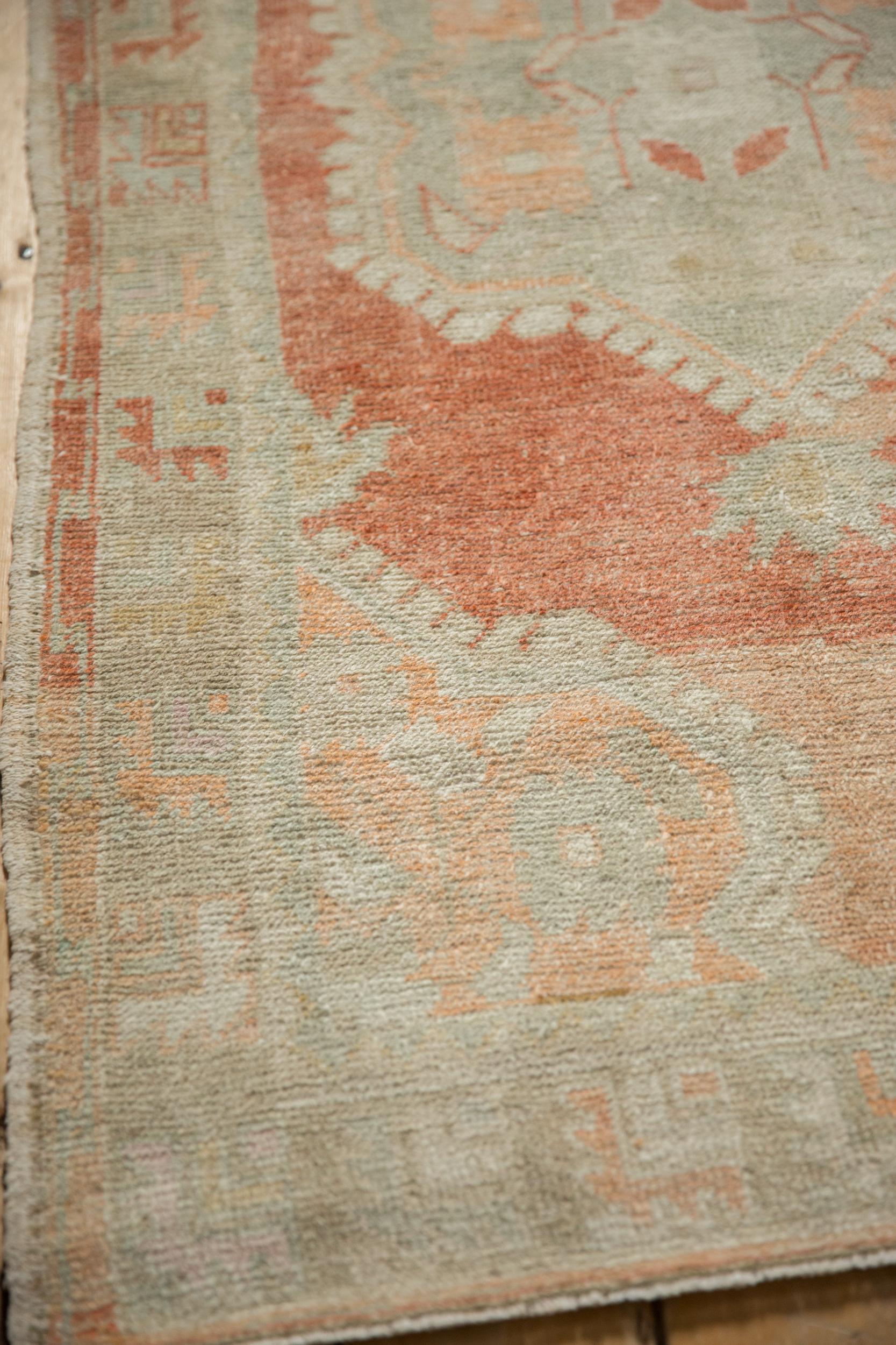 Vintage Distressed Oushak Teppich Läufer (Wolle) im Angebot