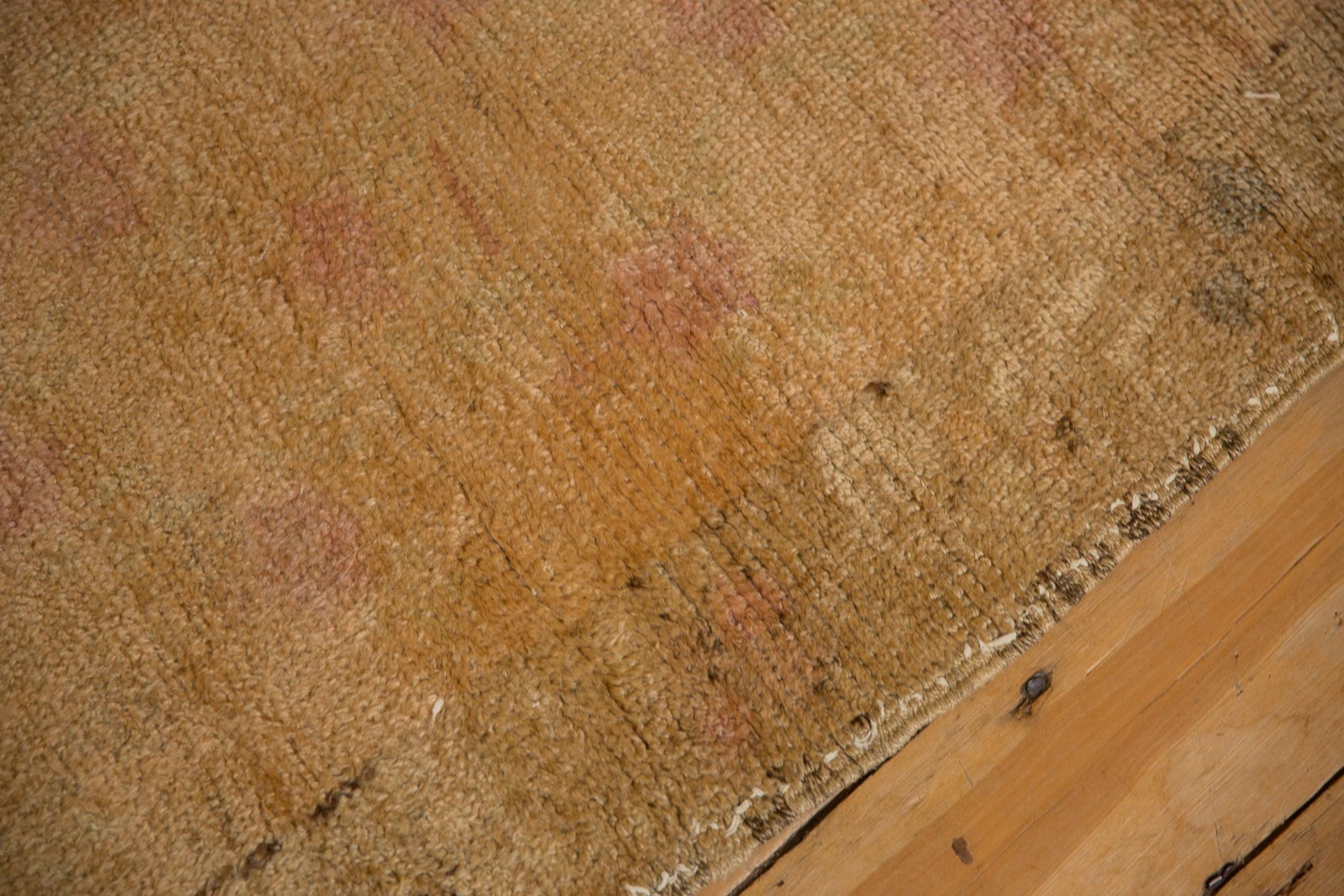 Vintage Distressed Oushak Teppich Läufer im Angebot 1