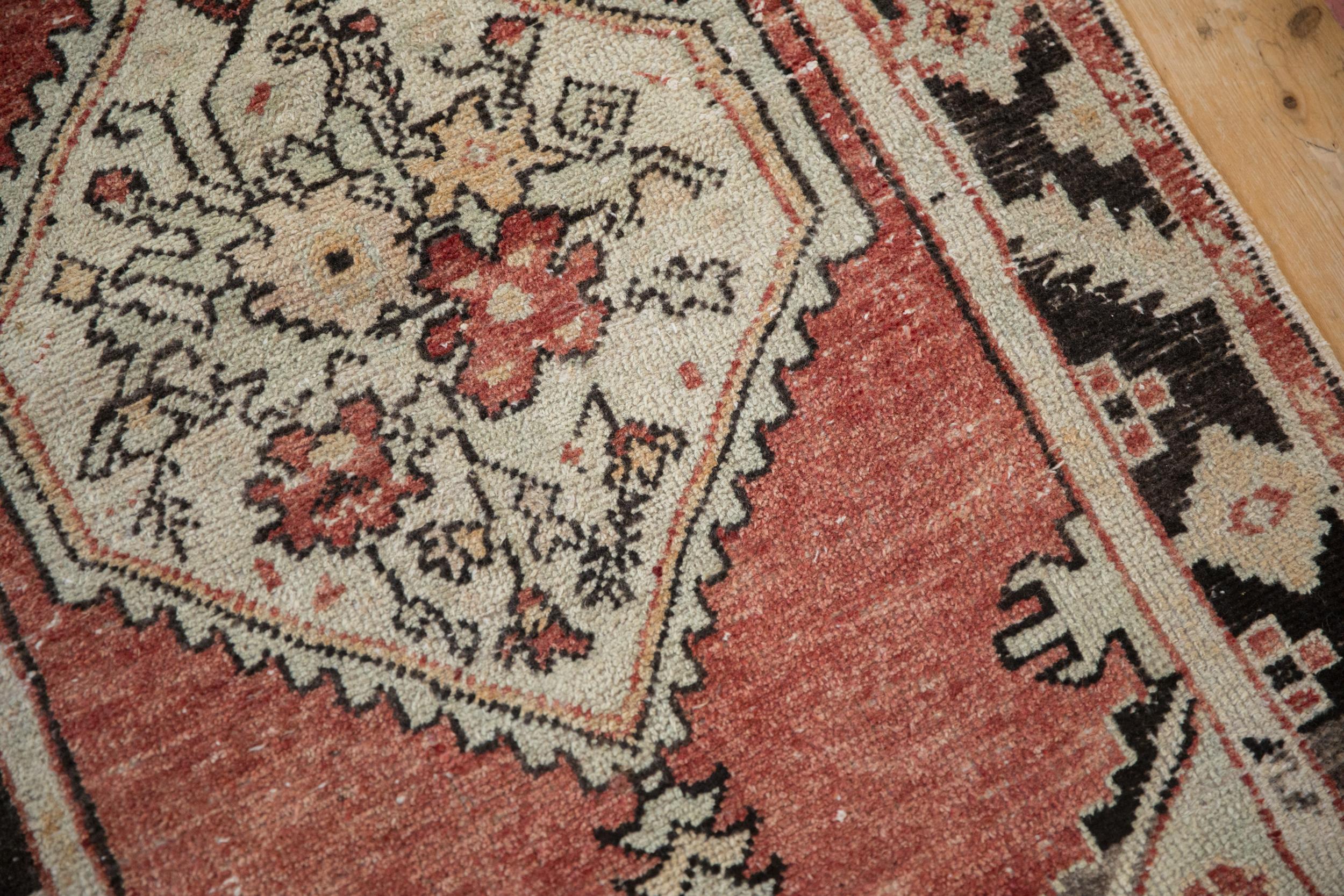 Vintage Distressed Oushak Teppich Läufer im Angebot 1