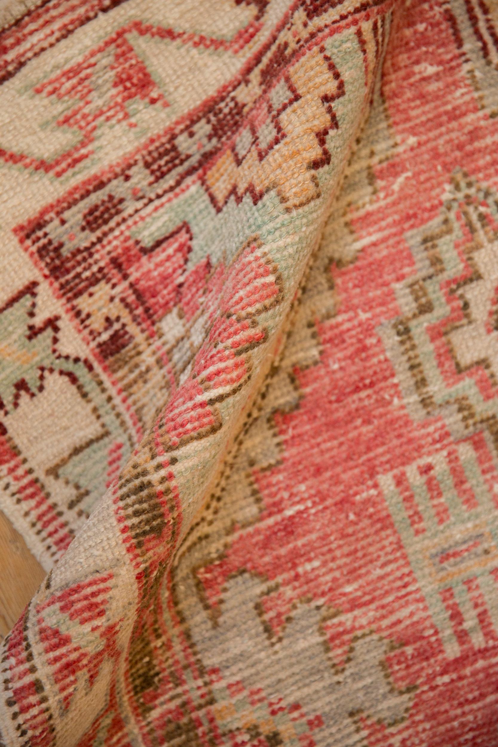 Vintage Distressed Oushak Teppich Läufer im Angebot 1