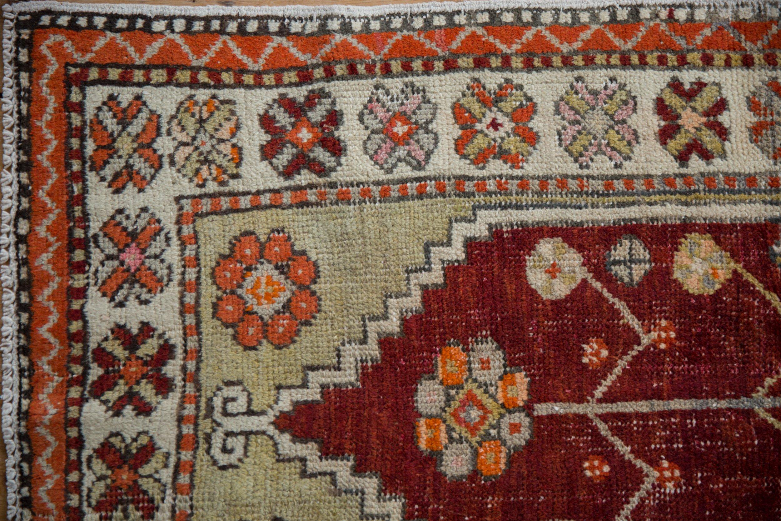 Vintage Distressed Oushak Rug Runner in vendita 1