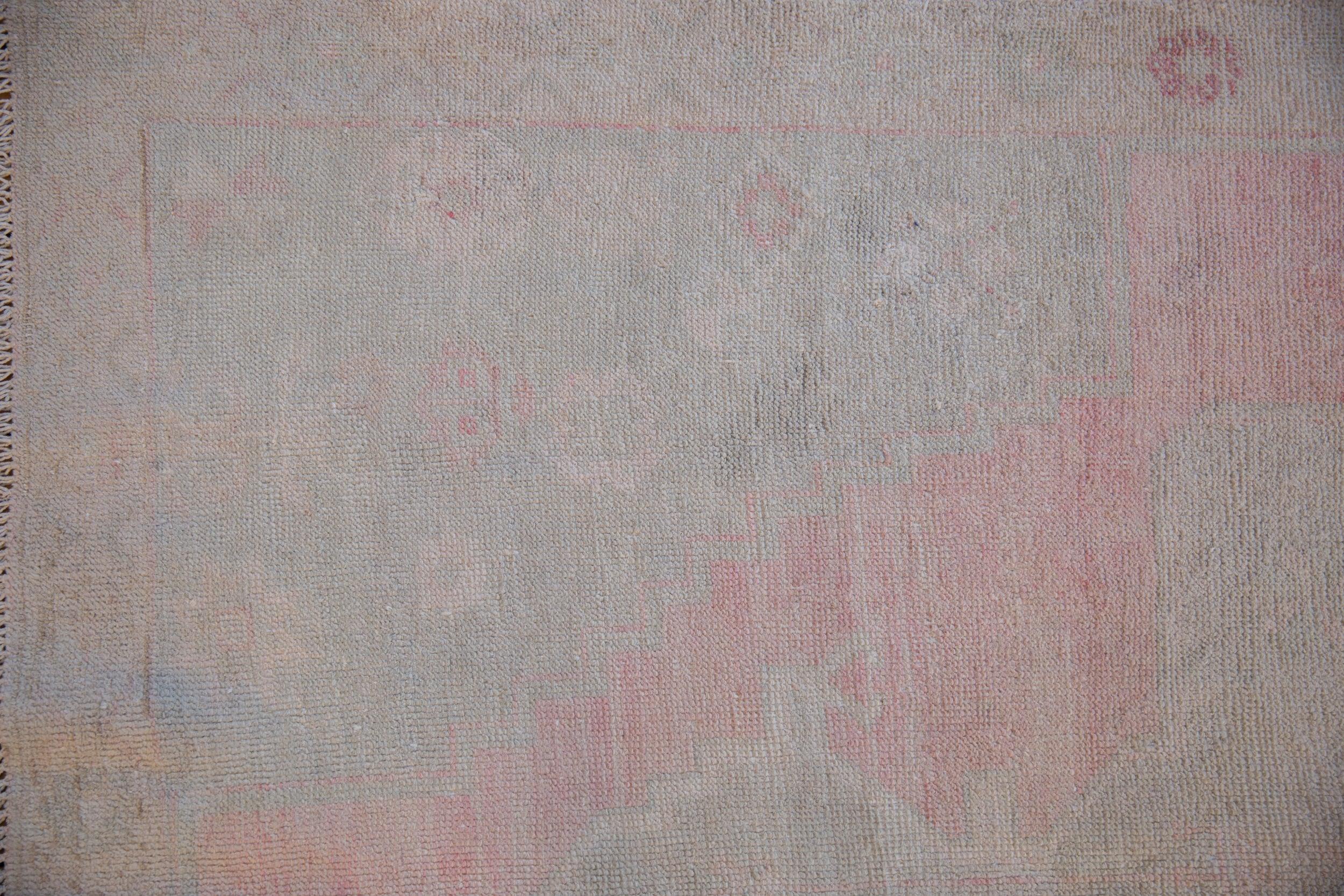 Vintage Distressed Oushak Rug Runner in vendita 1