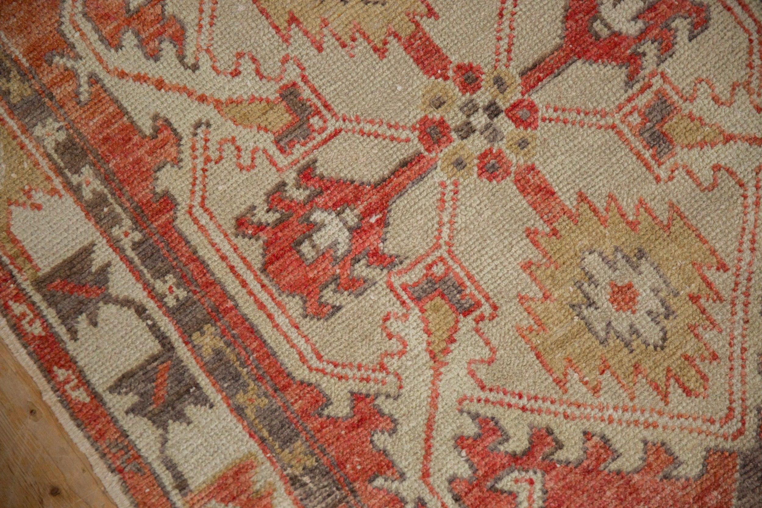 Vintage Distressed Oushak Rug Runner in vendita 1