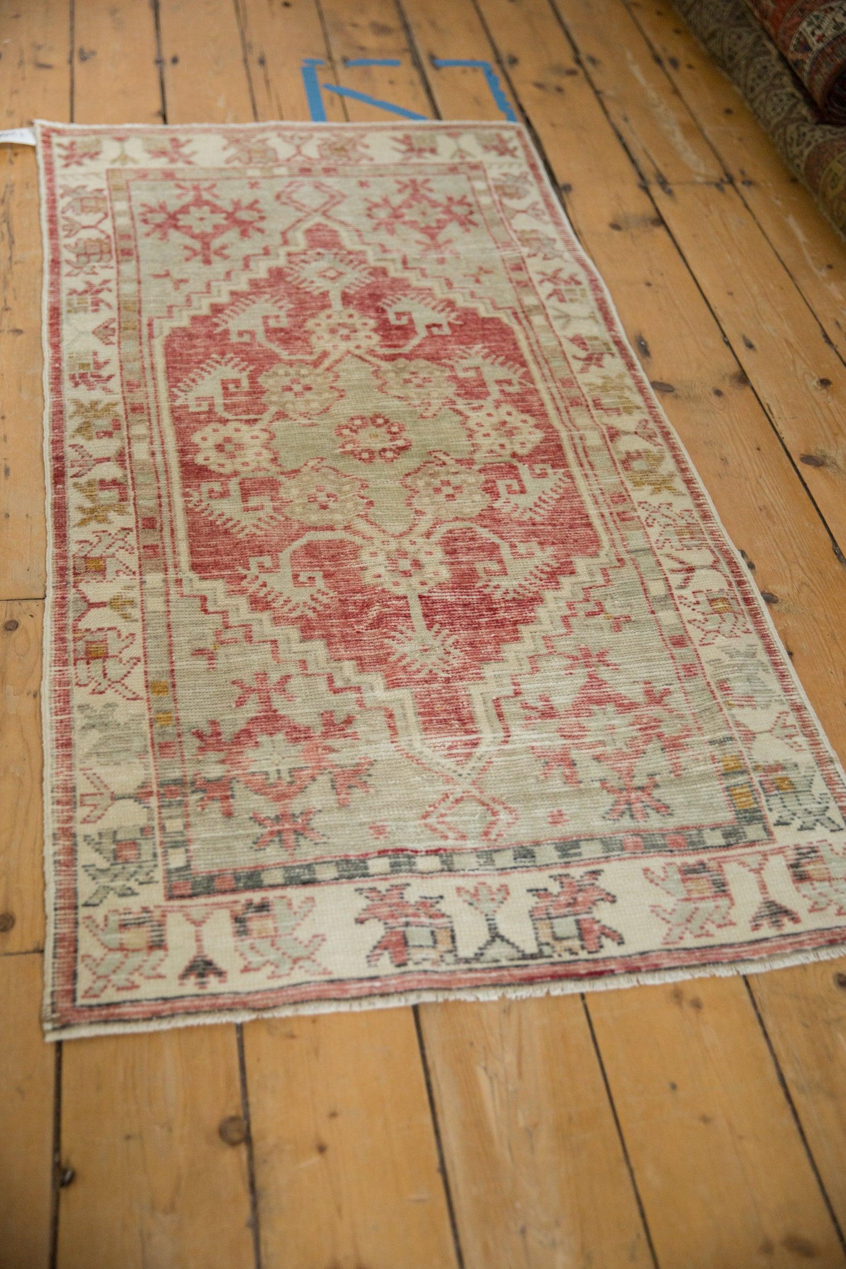Vintage Distressed Oushak Rug Runner im Angebot 1
